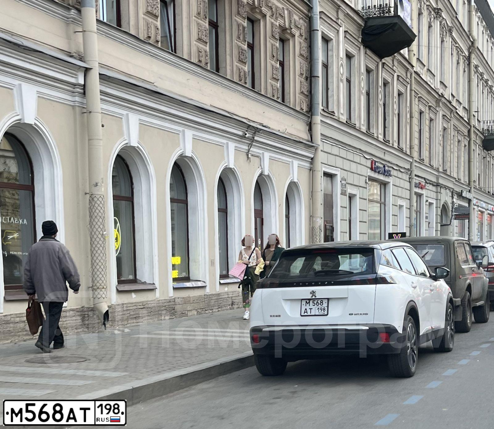 Фото автомобиля PEUGEOT БЕЗ МОДЕЛИ Е2008, 2020 — госномер М568АТ198. Цвет: МНОГОЦВЕТНЫЙ