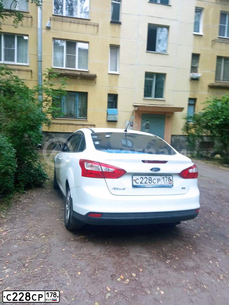 Фото автомобиля FORD FOCUS, 2014 — госномер С228СР178. Цвет: БЕЛЫЙ