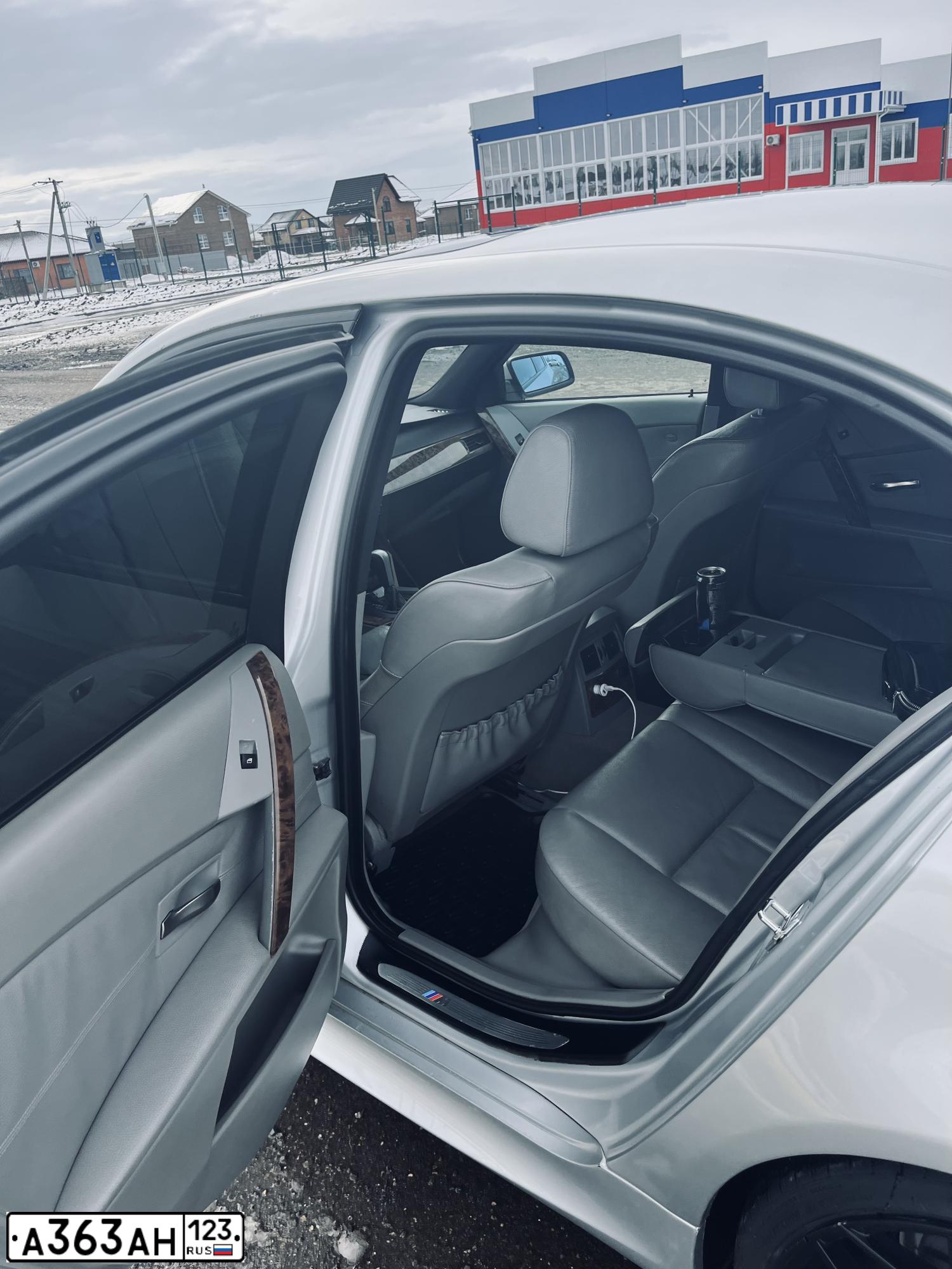 Фото автомобиля BMW SERIE 5, 2005 — госномер А363АН123. Цвет: Серебристый