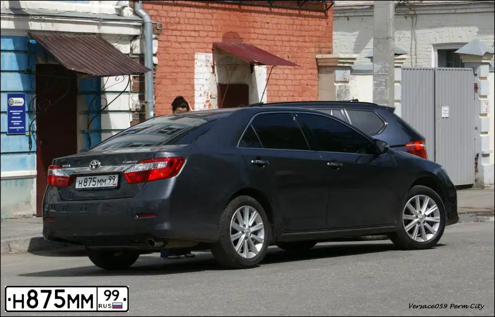 Фото автомобиля TOYOTA CAMRY, 2012 — госномер М716КА774. Цвет: СЕРЫЙ МЕТАЛЛИК