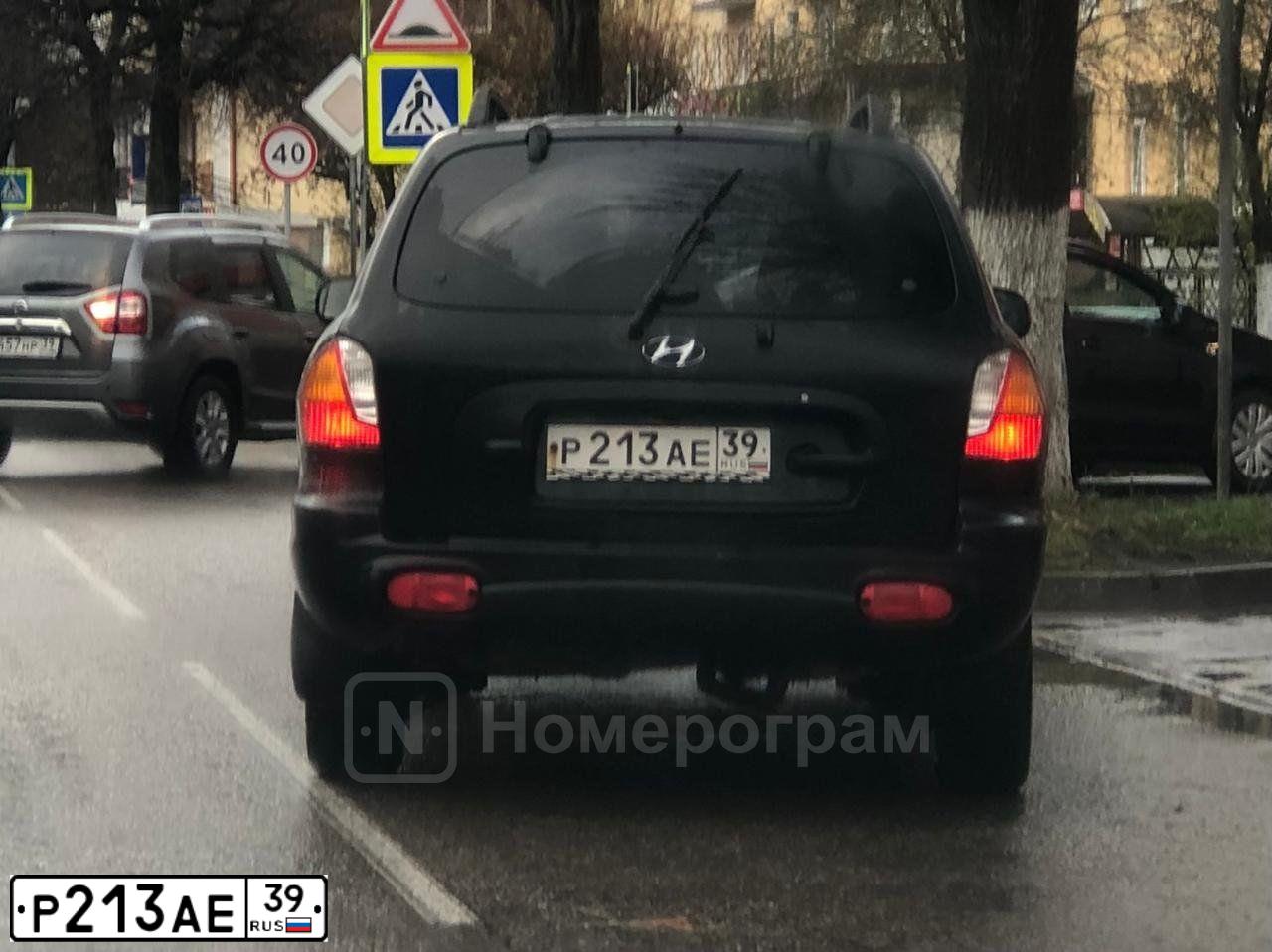 Фото автомобиля HYUNDAI SANTA FE, 2004 — госномер Р213АЕ39. Цвет: ЧЕРНЫЙ