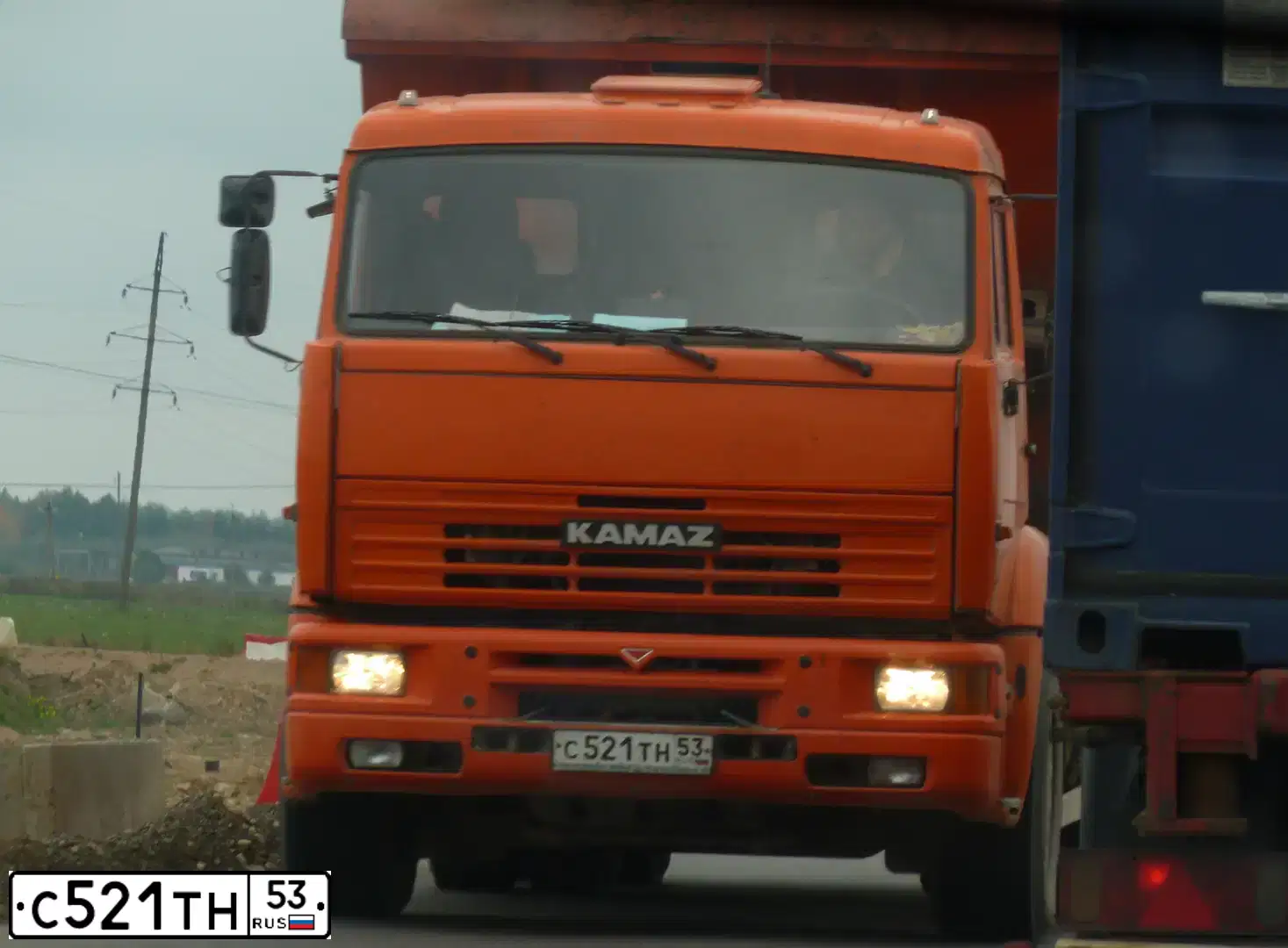 Фото автомобиля KAMAZ 6520 /6X4/, 2012 — госномер О338КМ47. Цвет: ОРАНЖЕВЫЙ