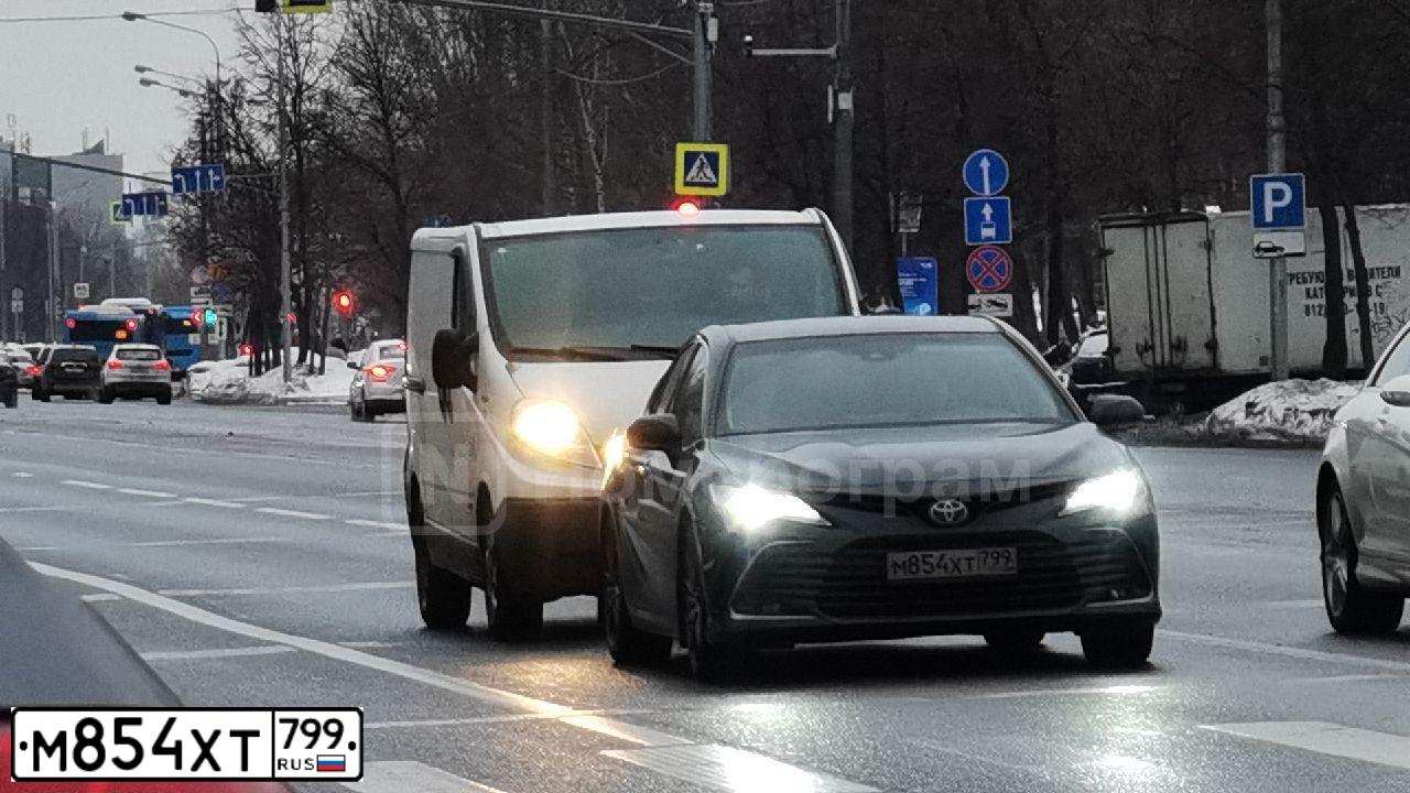 Фото автомобиля TOYOTA CAMRY, 2021 — госномер М854ХТ799. Цвет: ЧЕРНЫЙ