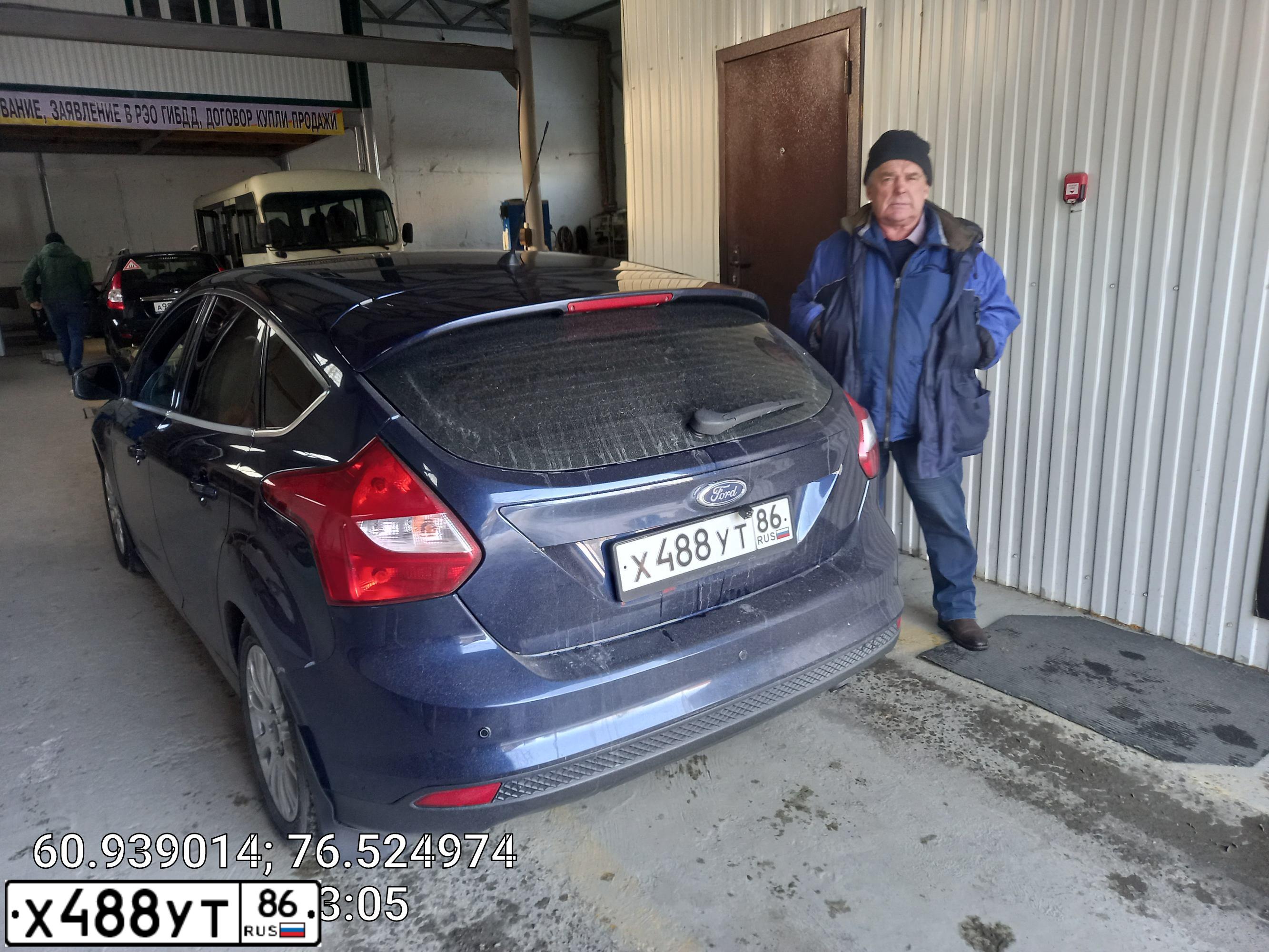Фото автомобиля FORD FOCUS, 2011 — госномер Р122ВУ186. Цвет: Темно-синий