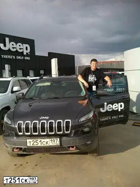 Фото автомобиля JEEP CHEROKEE, 2014 — госномер Т251СК197. Цвет: СЕРЫЙ