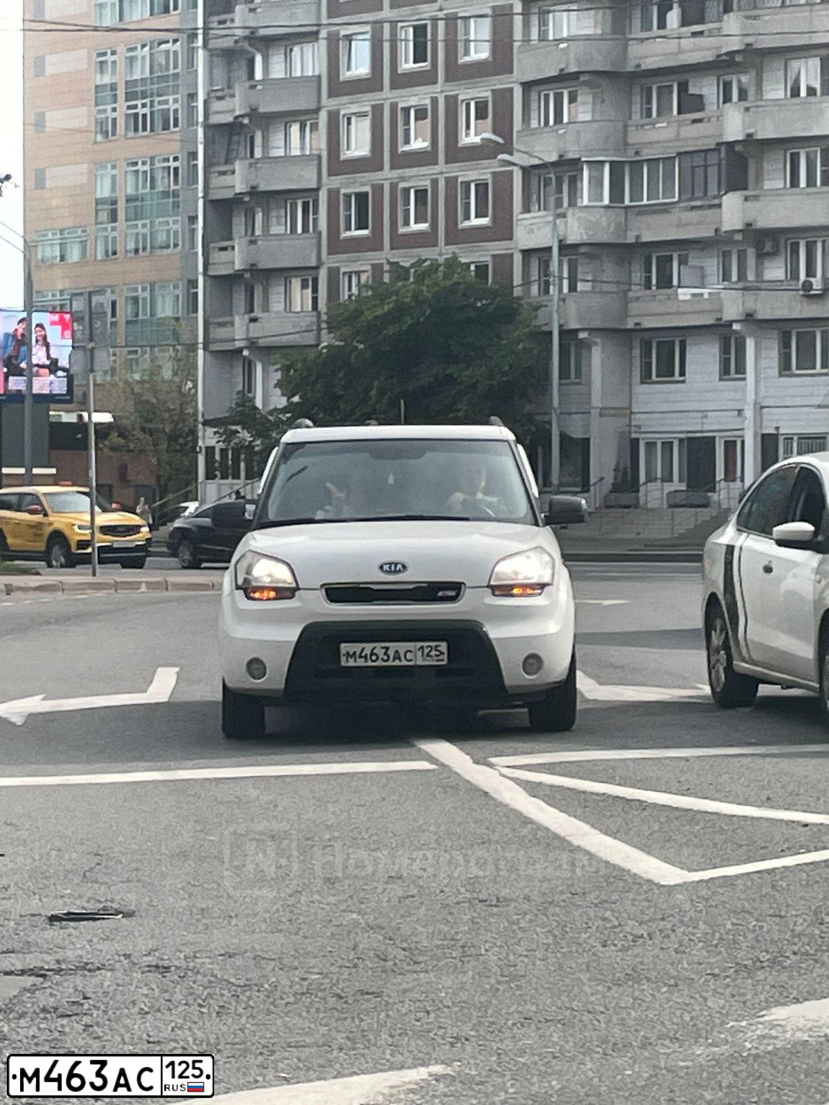 Фото автомобиля KIA SOUL, 2010 — госномер М463АС125. Цвет: Белый