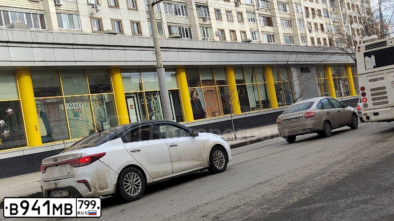 Фото автомобиля KIA RIO, 2018 — госномер В941МВ799. Цвет: БЕЛЫЙ