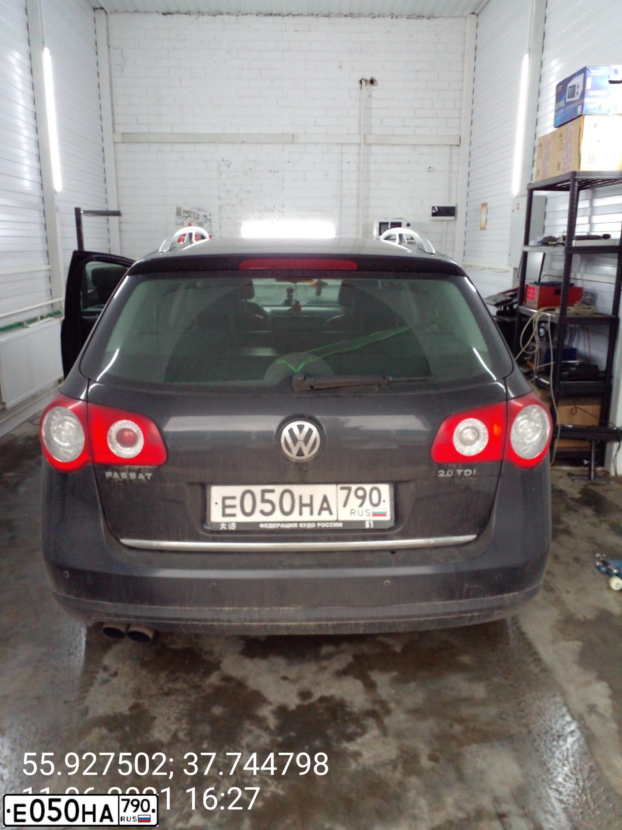 Фото автомобиля VOLKSWAGEN PASSAT, 2010 — госномер Е050НА790. Цвет: ЧЕРНЫЙ