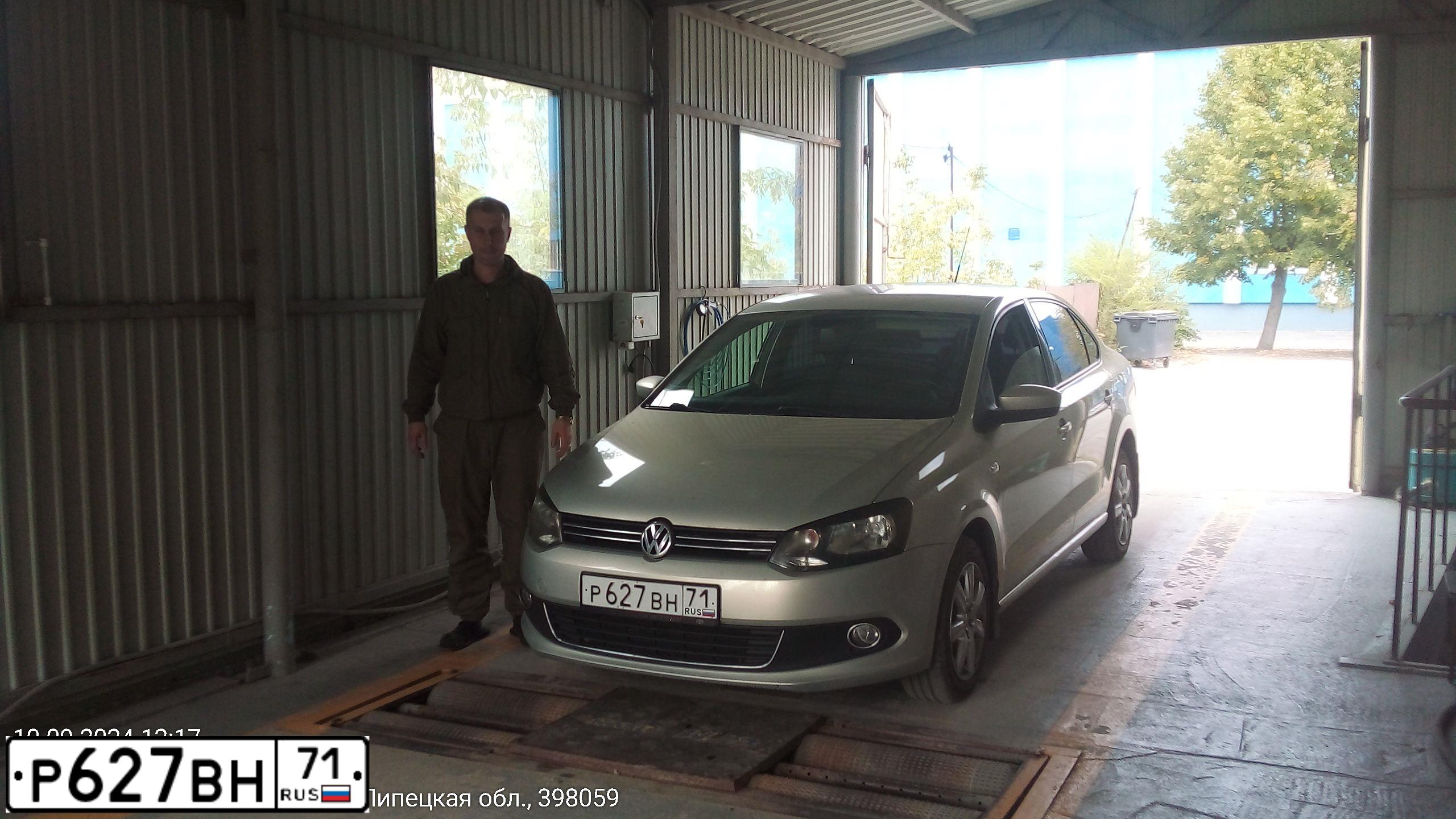 Фото автомобиля VOLKSWAGEN POLO, 2012 — госномер Р738ОО48. Цвет: Серебристо-Желтый