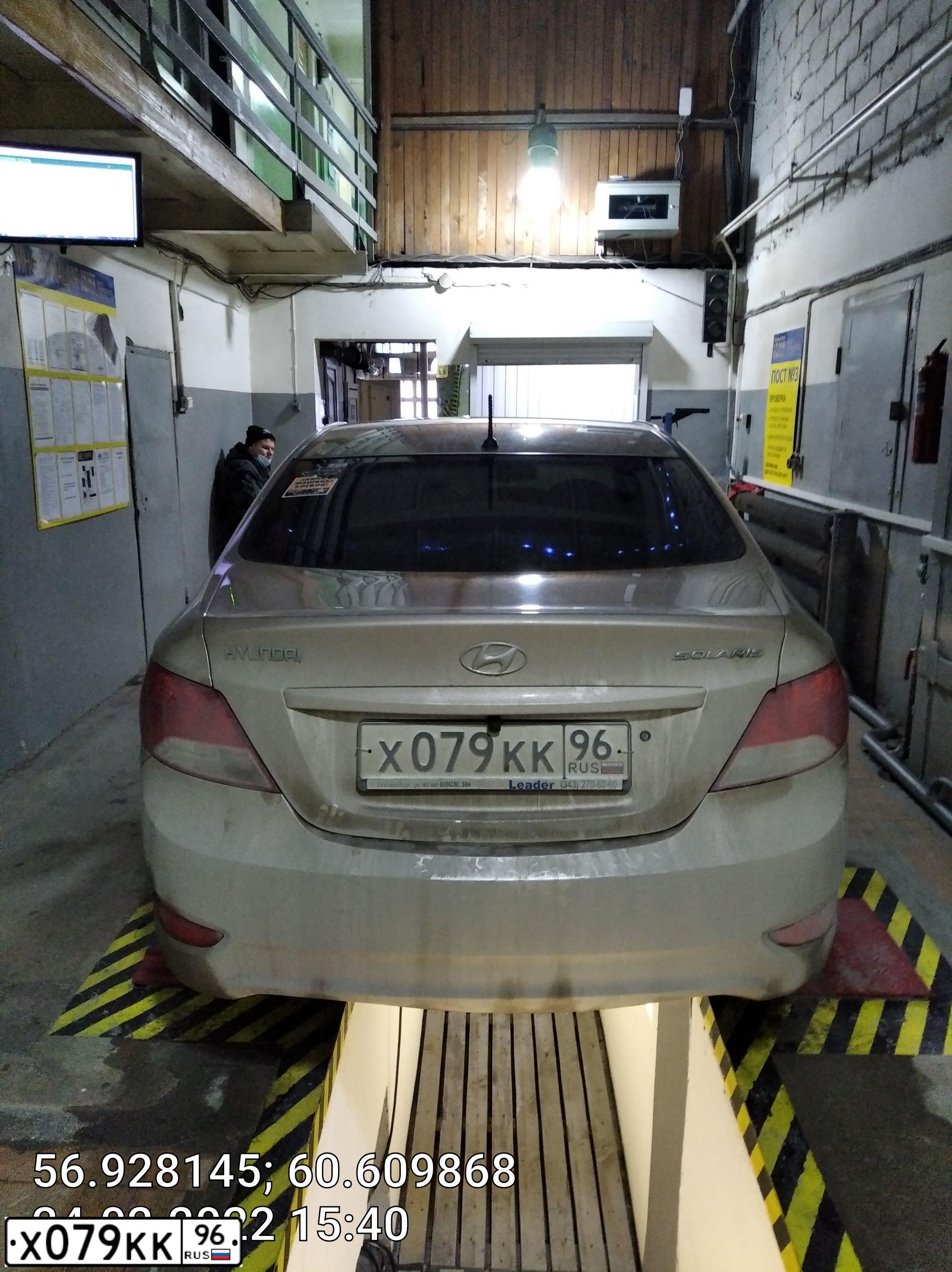 Фото автомобиля HYUNDAI SOLARIS, 2012 — госномер Х079КК96. Цвет: БЕЖЕВО-СЕРЫЙ