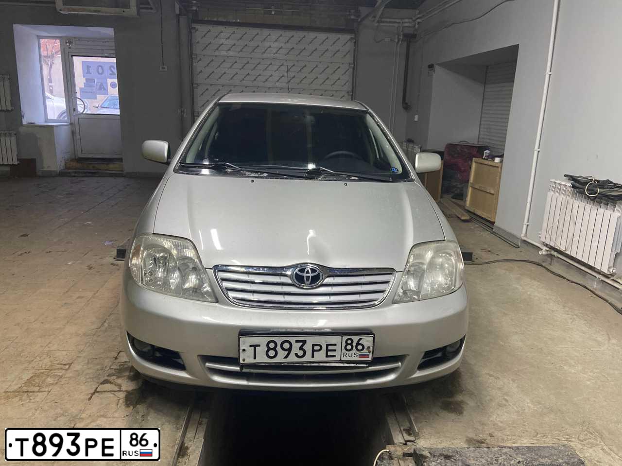 Фото автомобиля TOYOTA COROLLA, 2006 — госномер А459ЕВ155. Цвет: Серебристый
