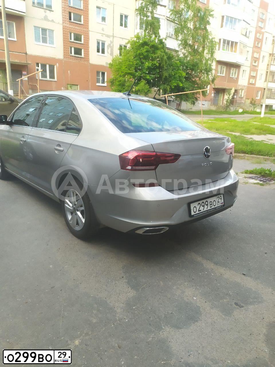Фото автомобиля VOLKSWAGEN POLO, 2021 — госномер Р125ВР29. Цвет: СЕРЫЙ