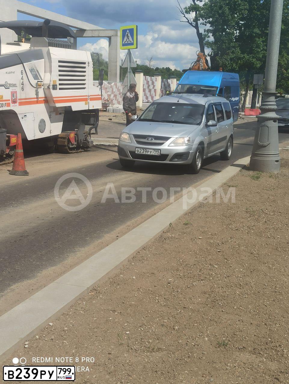 Фото автомобиля LADA LARGUS, 2013 — госномер В239РУ799. Цвет: Серебристый
