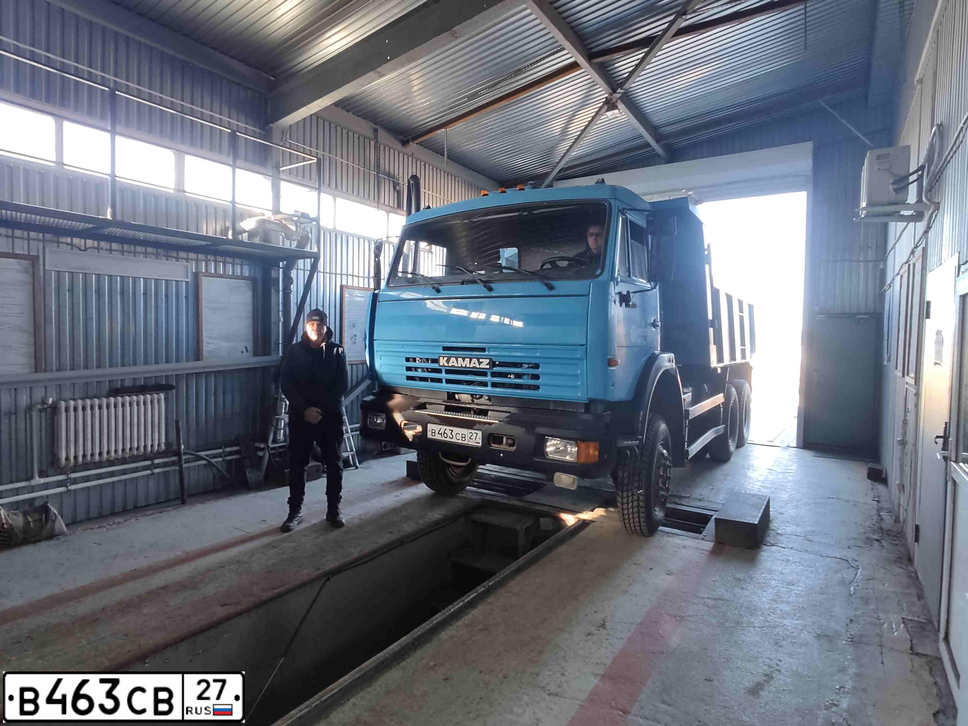 Фото автомобиля KAMAZ 65111 /6X6/, 2012 — госномер В463СВ27. Цвет: голубой