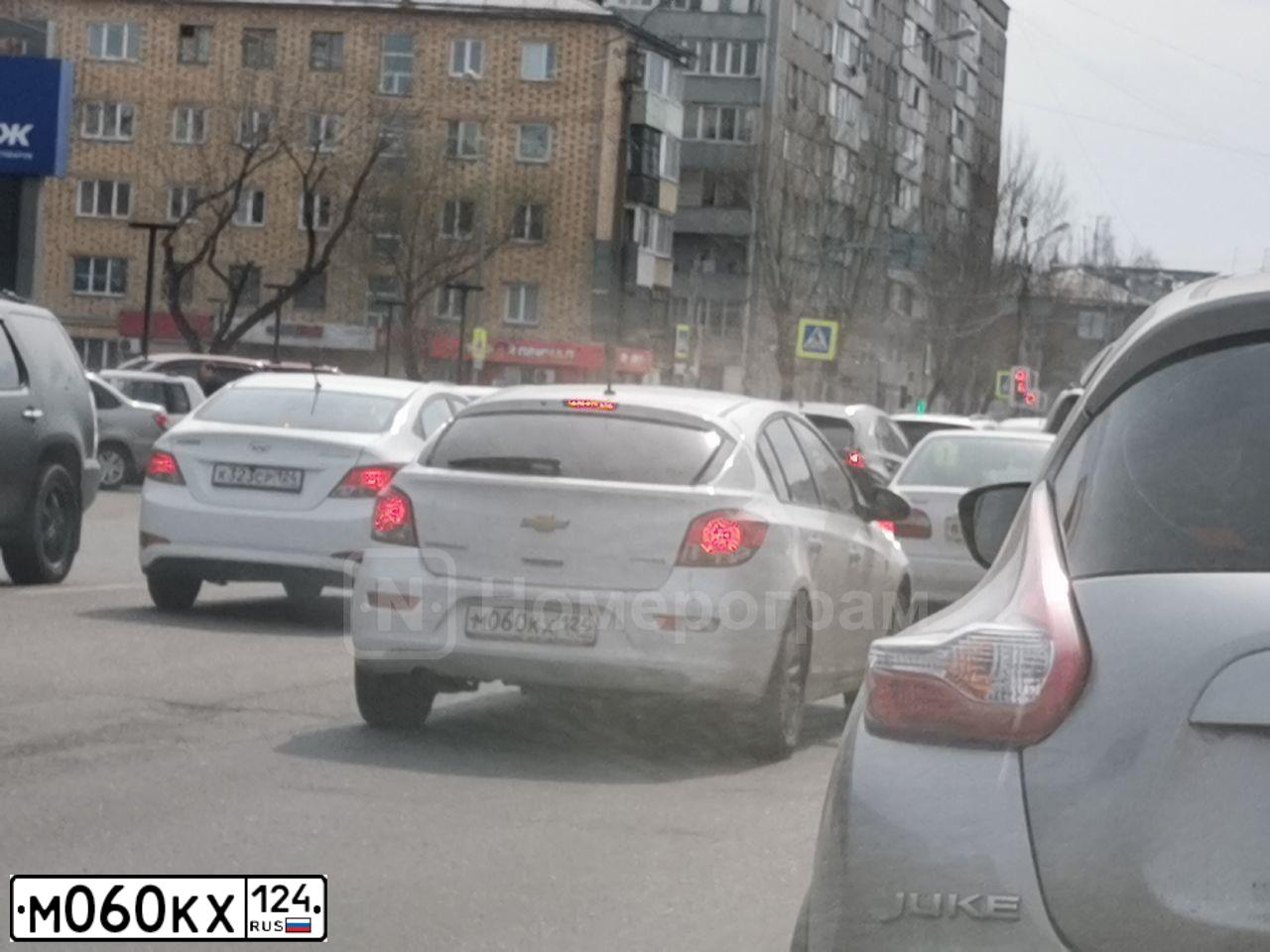 Фото автомобиля CHEVROLET CRUZE, 2013 — госномер М060КХ124. Цвет: БЕЛЫЙ
