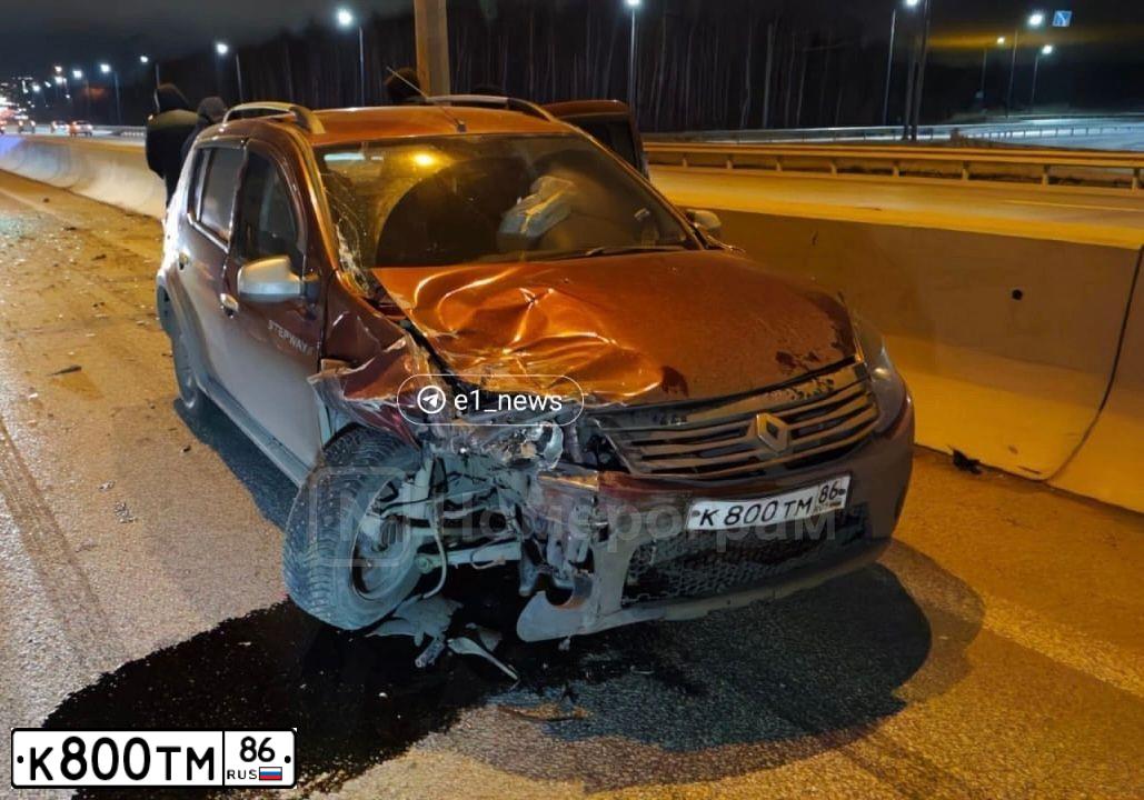 Фото автомобиля RENAULT T SANDERO, 2014 — госномер К800ТМ86. Цвет: КРАСНЫЙ