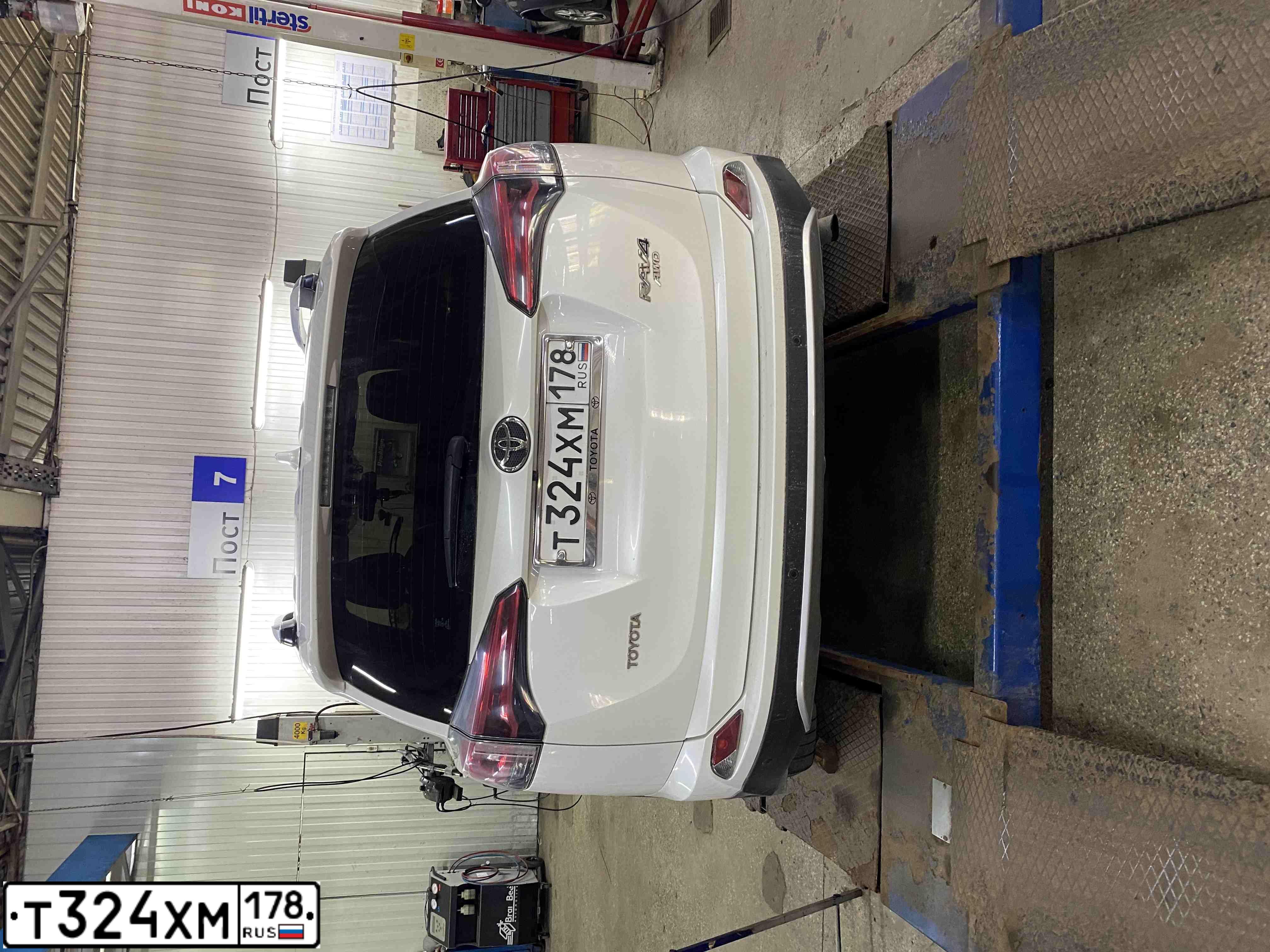 Фото автомобиля TOYOTA RAV4, 2016 — госномер Т324ХМ178. Цвет: Белый