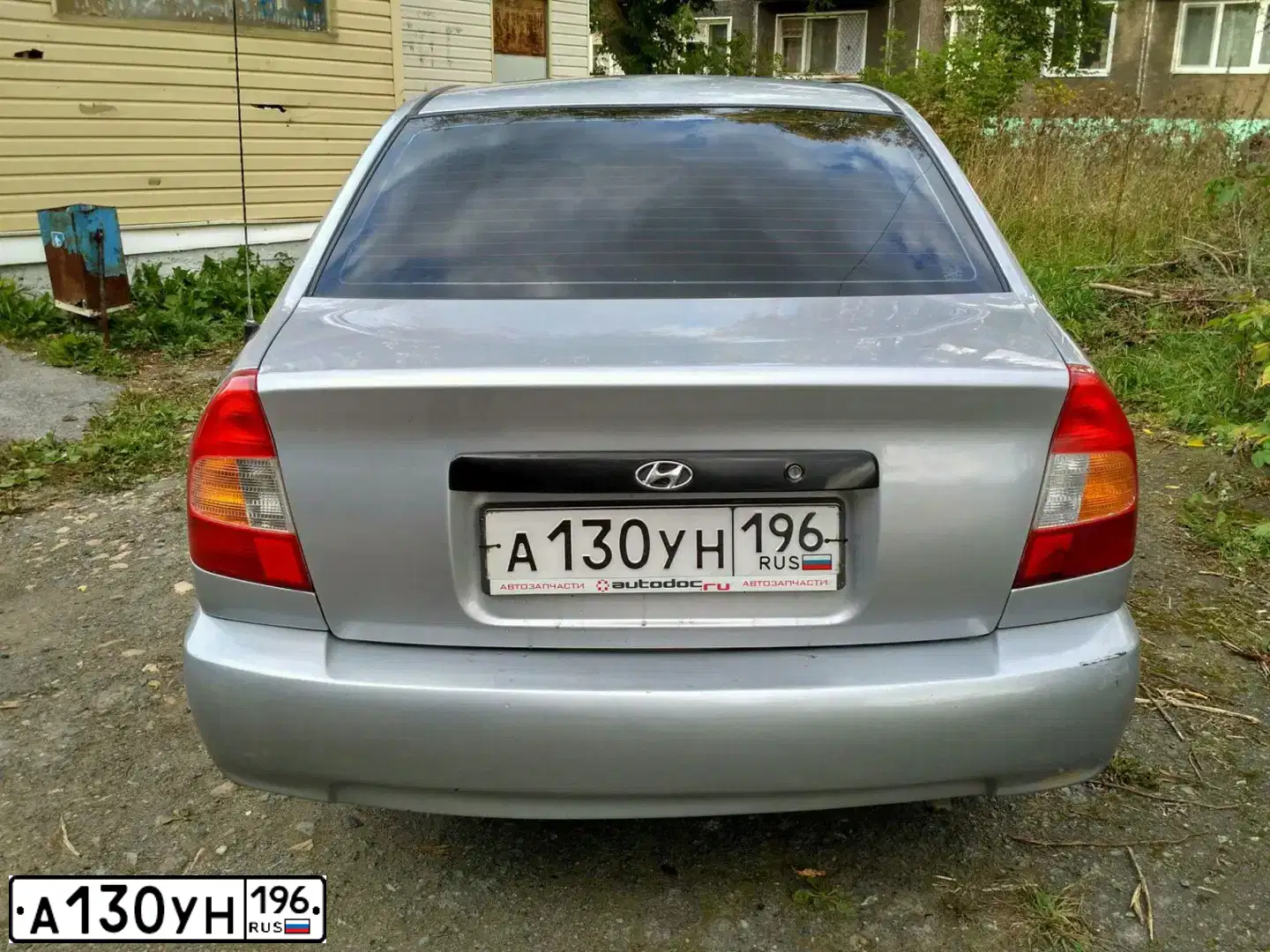 Фото автомобиля TAGAZ ACCENT, 2006 — госномер М613КР196. Цвет: СВЕТЛО-СЕРЫЙ
