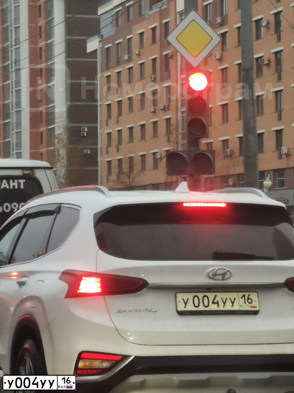 Фото автомобиля HYUNDAI I SANTA FE, 2018 — госномер У004УУ16. Цвет: Белый