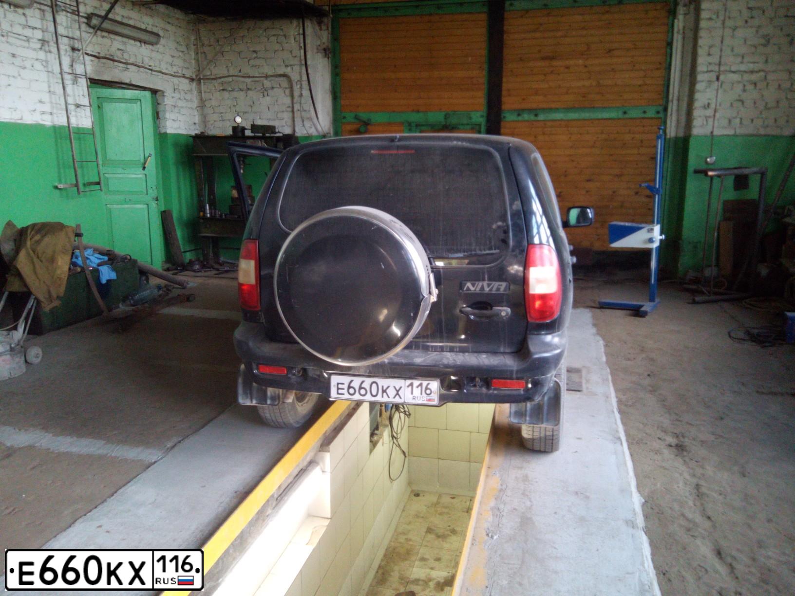 Фото автомобиля CHEVROLET NIVA, 2007 — госномер Е660КХ116. Цвет: Черно-синий металлик