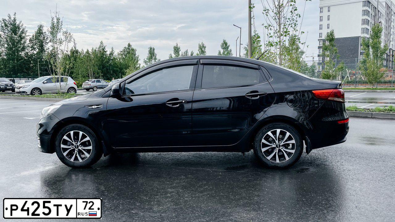 Фото автомобиля KIA RIO, 2015 — госномер Х758ЕТ72. Цвет: ЧЕРНЫЙ