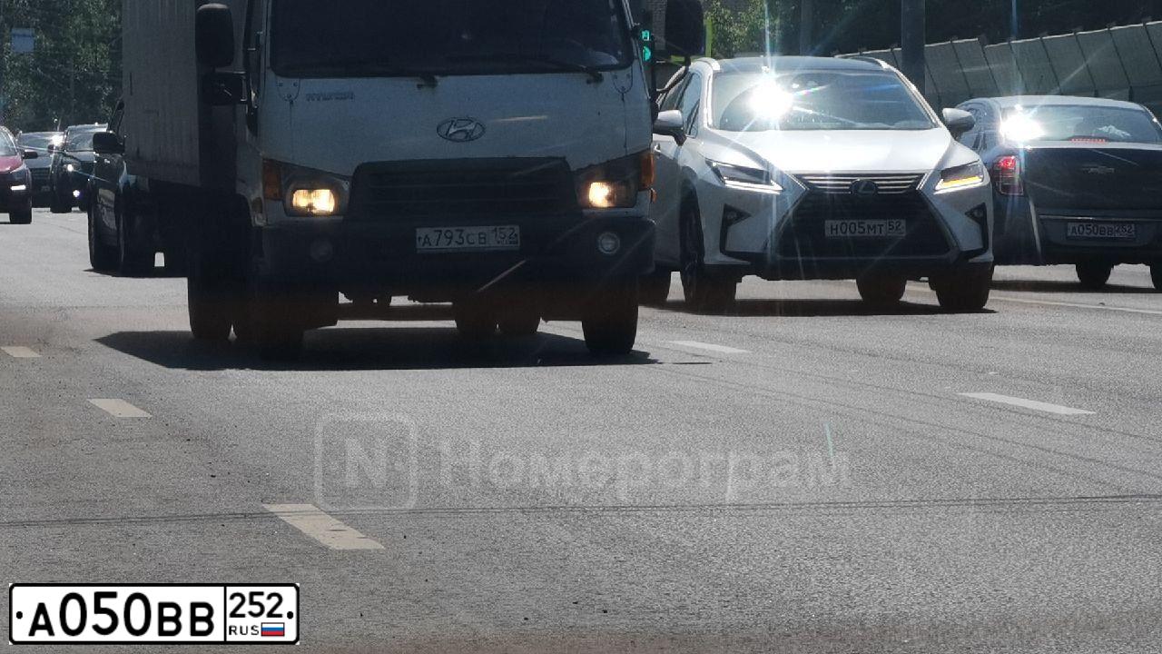 Фото автомобиля TOYOTA CAMRY, 2019 — госномер А050ВВ252. Цвет: БЕЛЫЙ ПЕРЛАМУТР