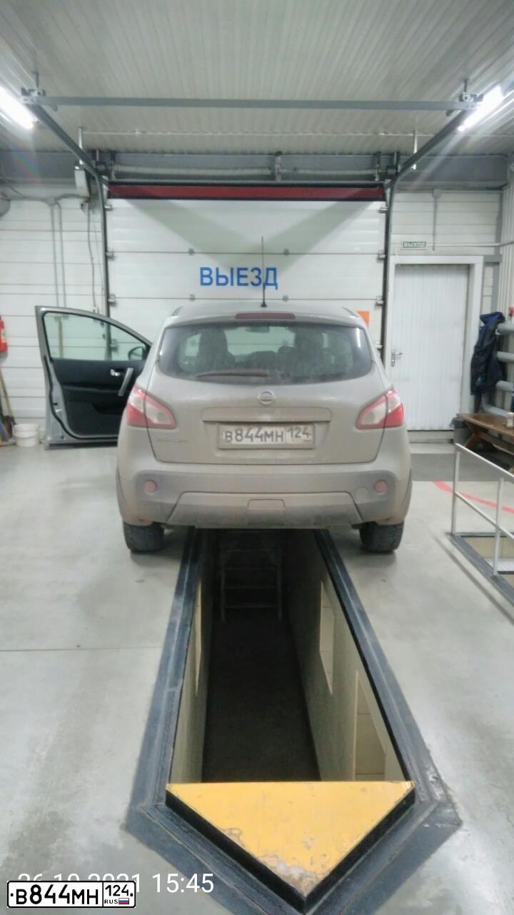 Фото автомобиля NISSAN QASHQAI, 2013 — госномер В844МН124. Цвет: Серебристый