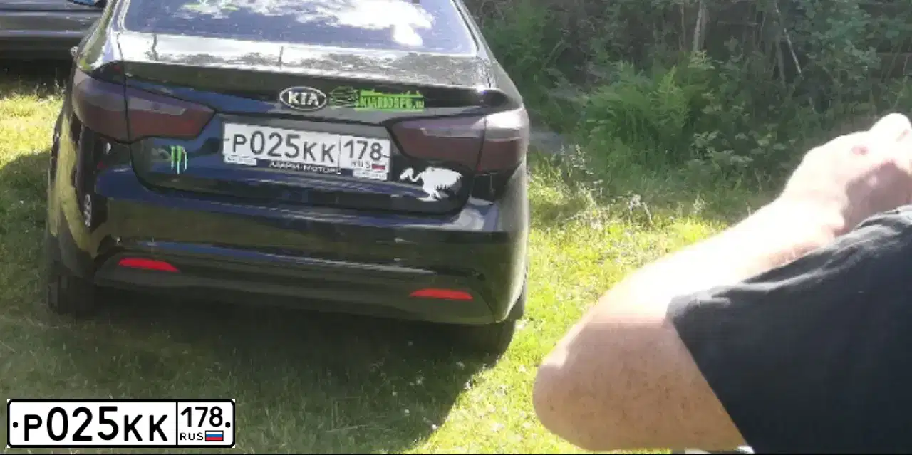 Фото автомобиля KIA RIO, 2014 — госномер Р025КК178. Цвет: ЧЕРНЫЙ