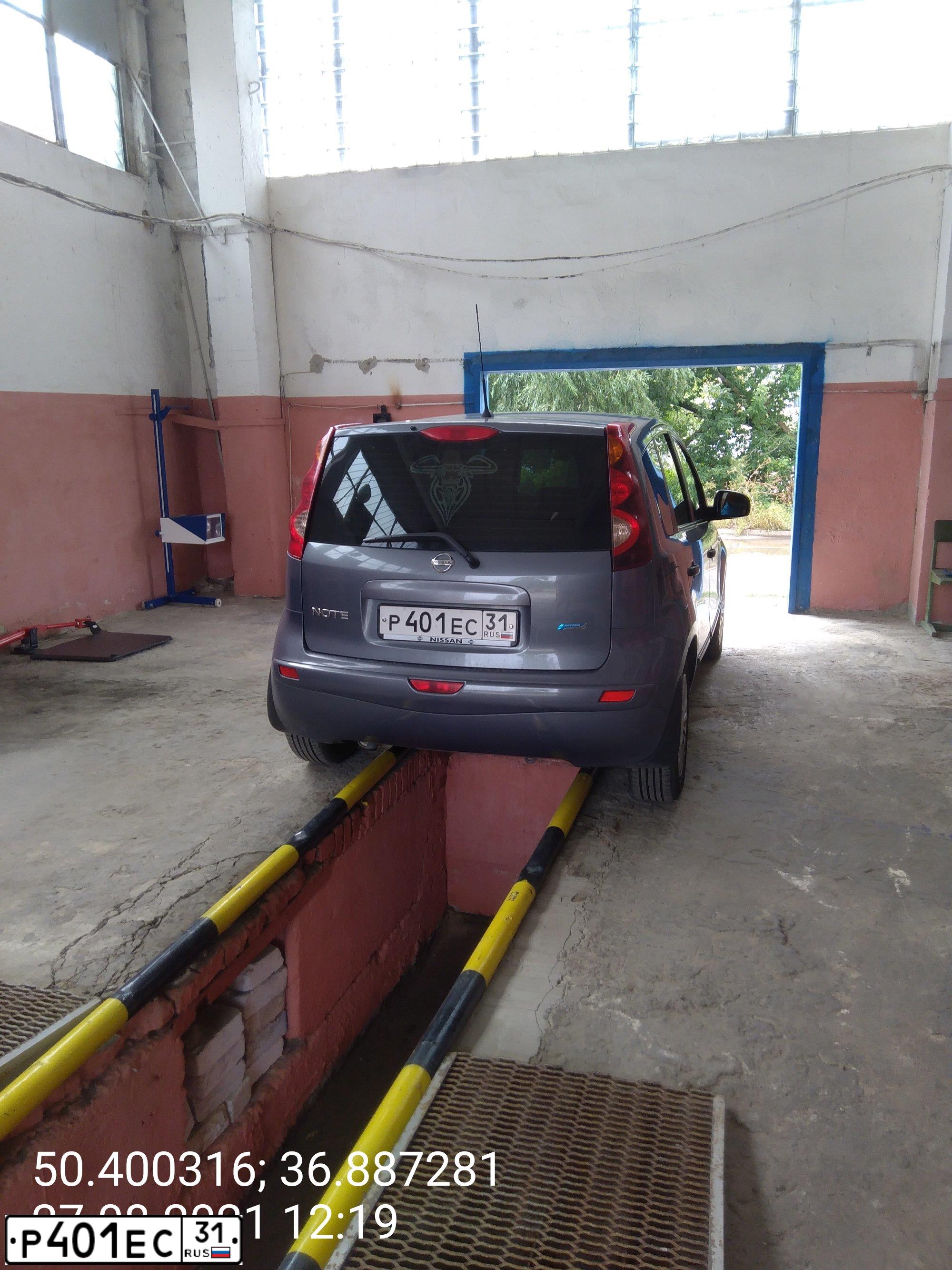 Фото автомобиля NISSAN NOTE, 2010 — госномер Р401ЕС31. Цвет: СЕРЫЙ