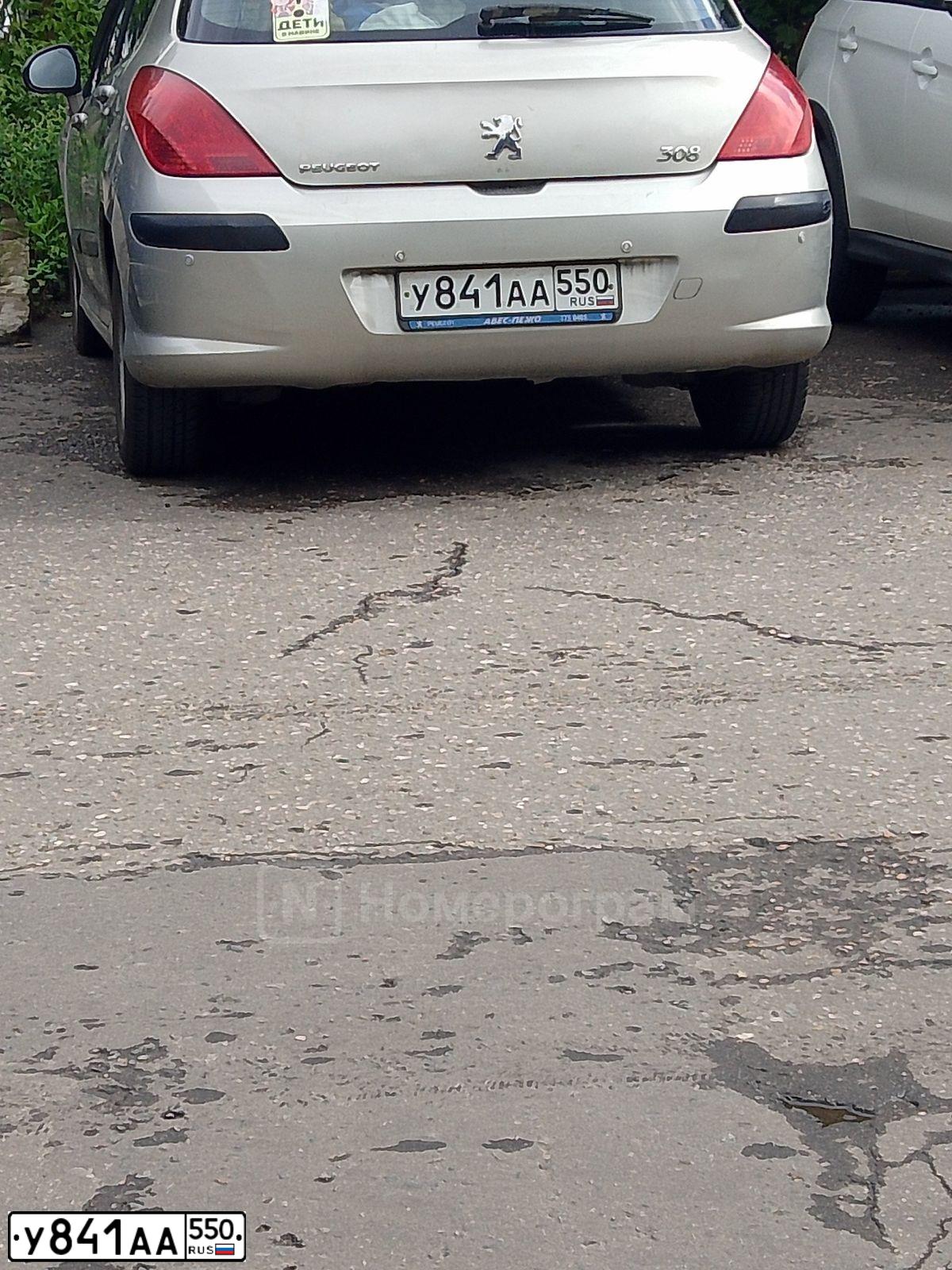 Фото автомобиля PEUGEOT 308, 2009 — госномер У841АА550. Цвет: Серый
