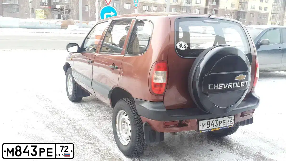 Фото автомобиля CHEVROLET NIVA, 2008 — госномер М843РЕ72. Цвет: КРАСНО-КОРИЧНЕВЫЙ