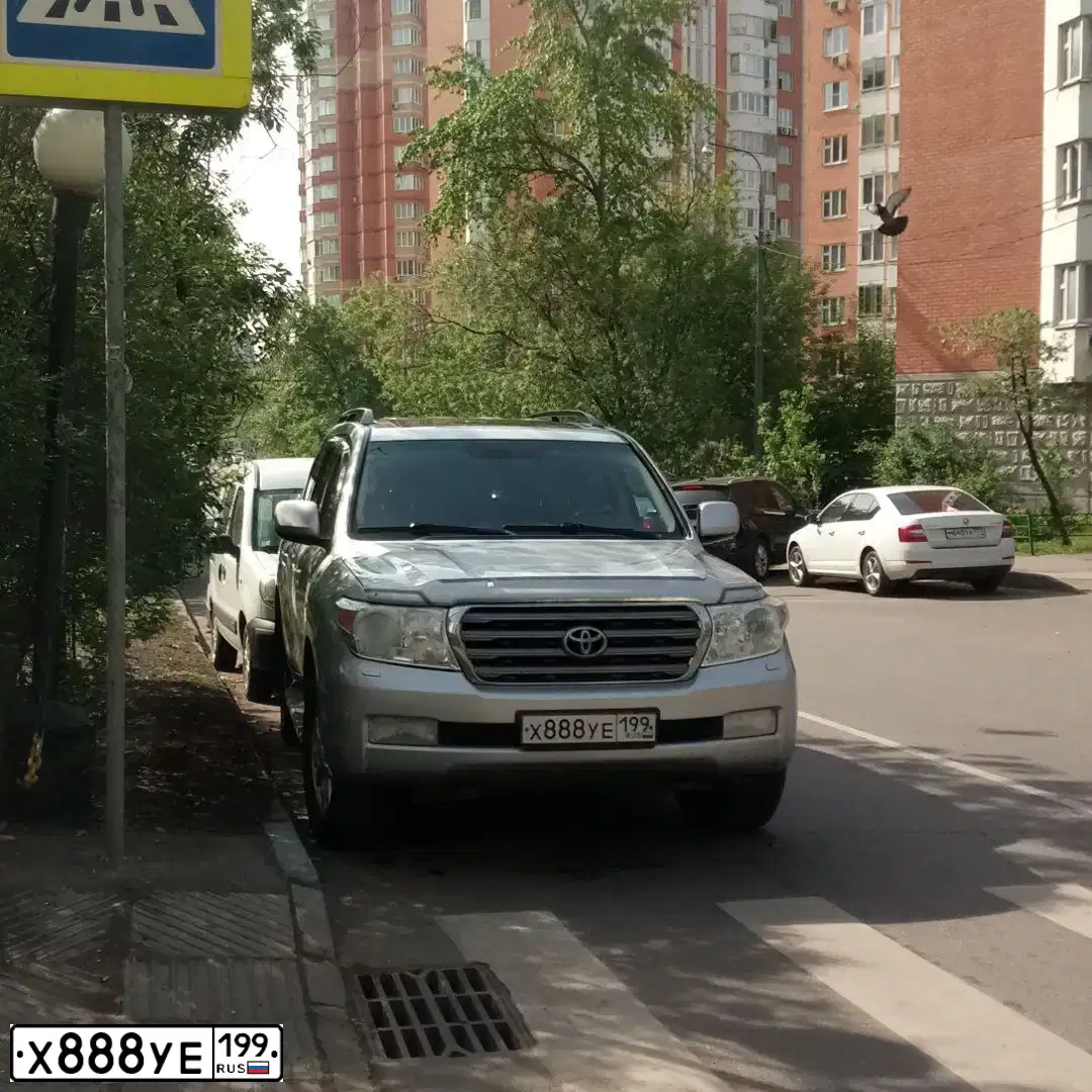 Фото автомобиля TOYOTA LANDCRUISER, 2003 — госномер Х888УЕ199. Цвет: СЕРЫЙ