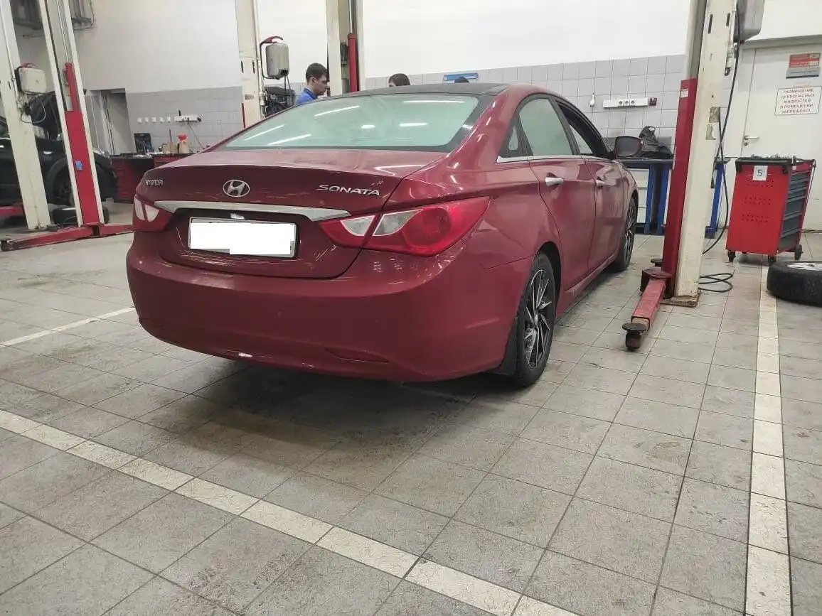 Фото автомобиля HYUNDAI SONATA, 2011 — госномер О052ТТ198. Цвет: ТЕМНО-ВИШНЕВЫЙ