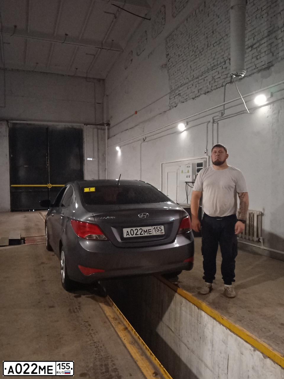 Фото автомобиля HYUNDAI SOLARIS, 2016 — госномер А022МЕ155. Цвет: ТЕМНО-СЕРЫЙ