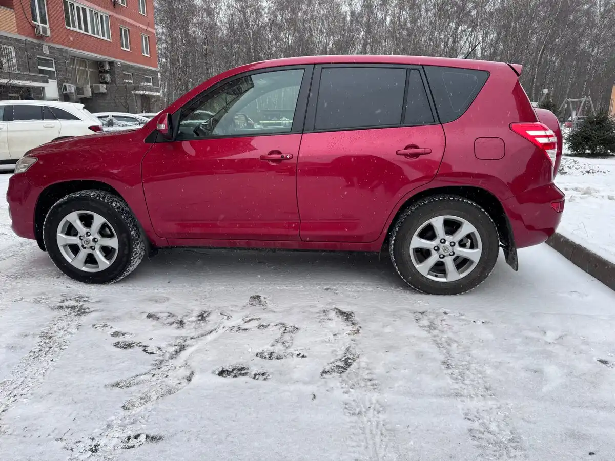 Фото автомобиля TOYOTA RAV4, 2011 — госномер К615МВ977. Цвет: КРАСНЫЙ