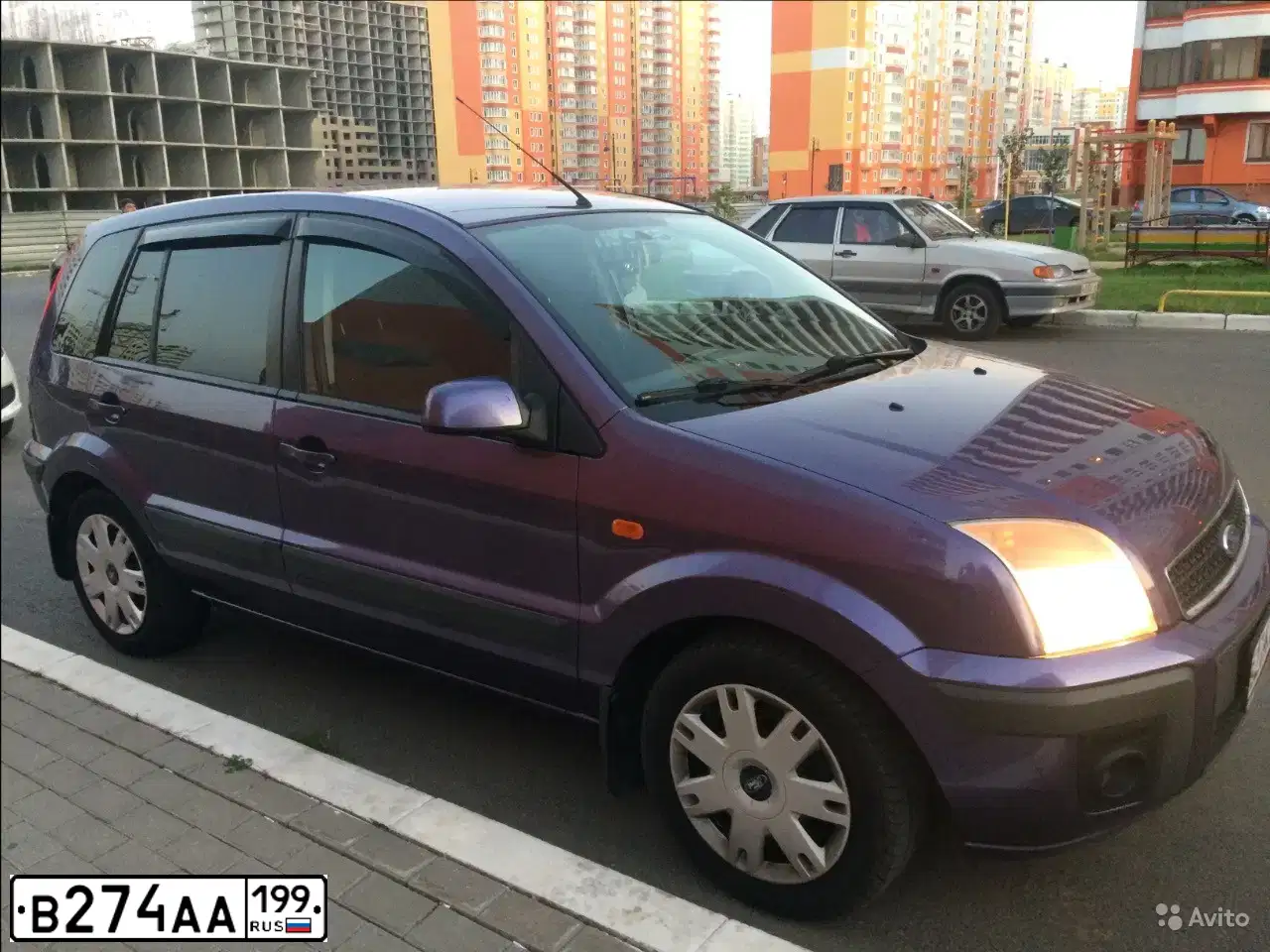 Фото автомобиля FORD FUSION, 2007 — госномер В274АА199. Цвет: СИРЕНЕВЫЙ