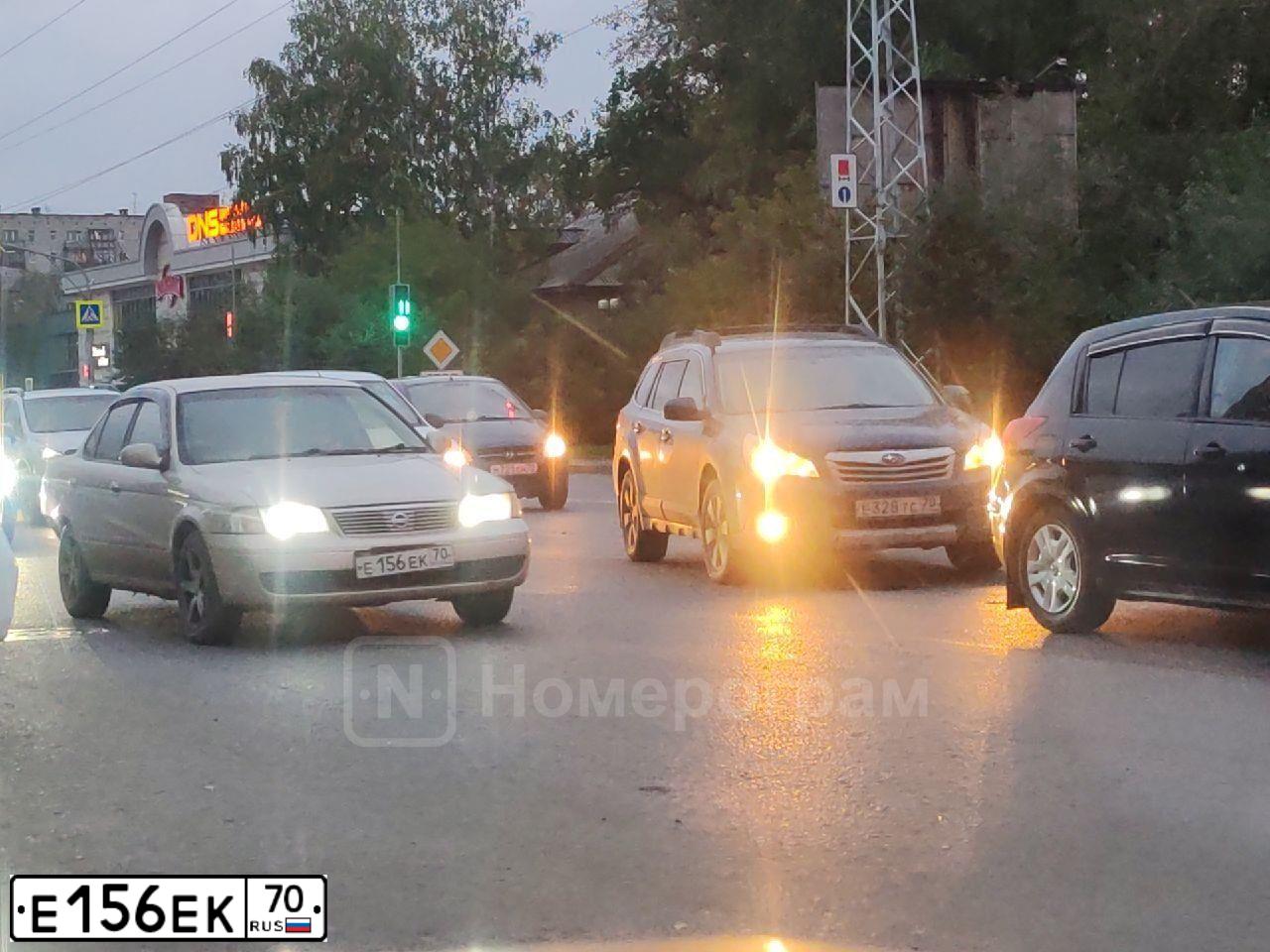 Фото автомобиля NISSAN SUNNY NISSAN SUNNY, 2002 — госномер Р404ОУ154. Цвет: Серый