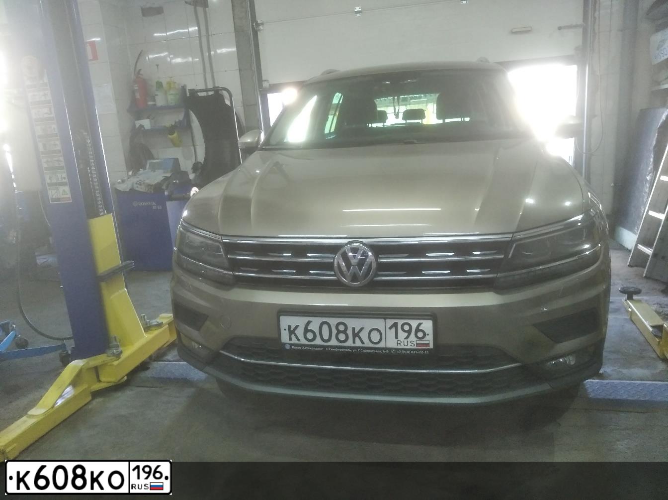 Фото автомобиля VOLKSWAGEN TIGUAN, 2017 — госномер К608КО196. Цвет: БЕЖЕВЫЙ