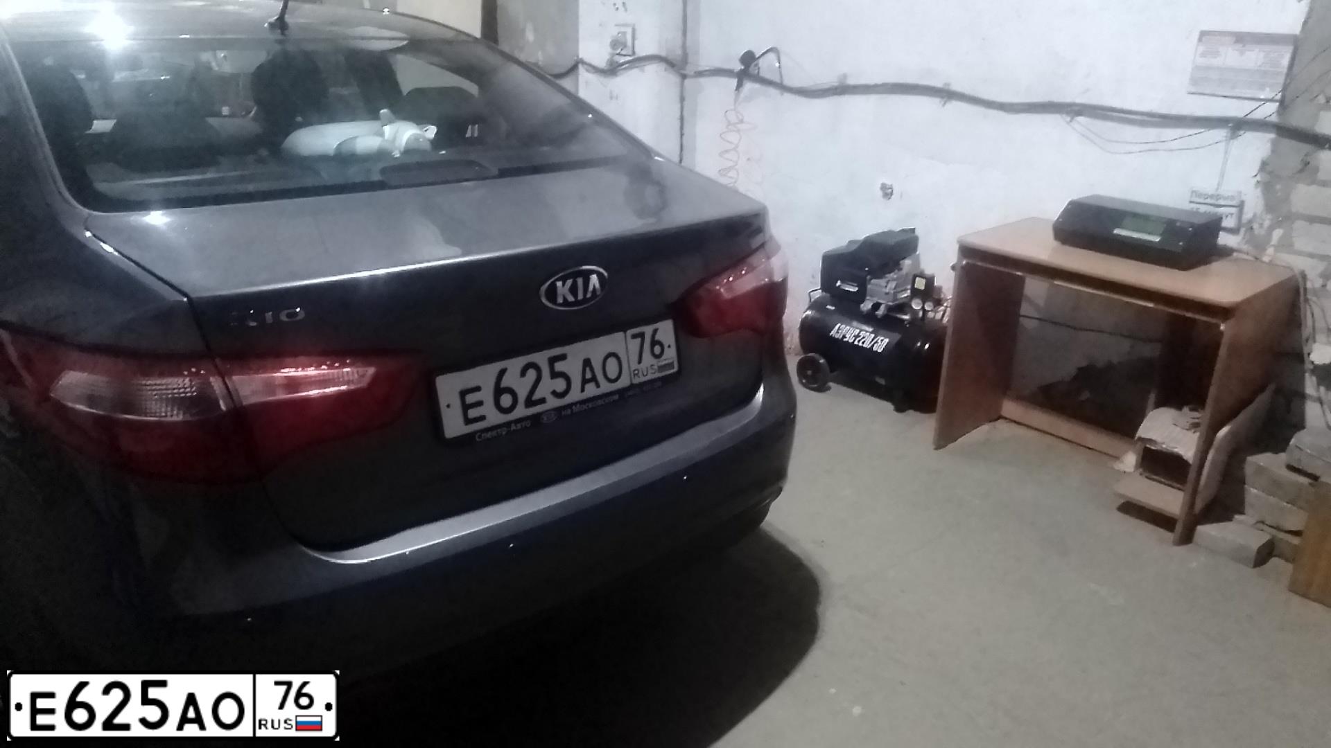 Фото автомобиля KIA RIO, 2014 — госномер Е625АО76. Цвет: СЕРЫЙ