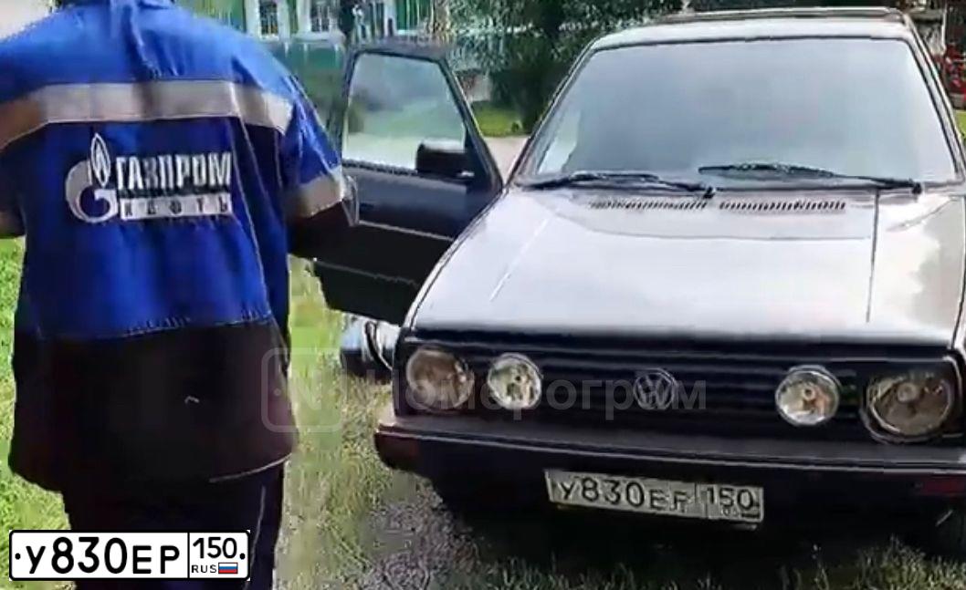 Фото автомобиля VOLKSWAGEN GOLF, 1989 — госномер У830ЕР150. Цвет: ЧЕРНЫЙ