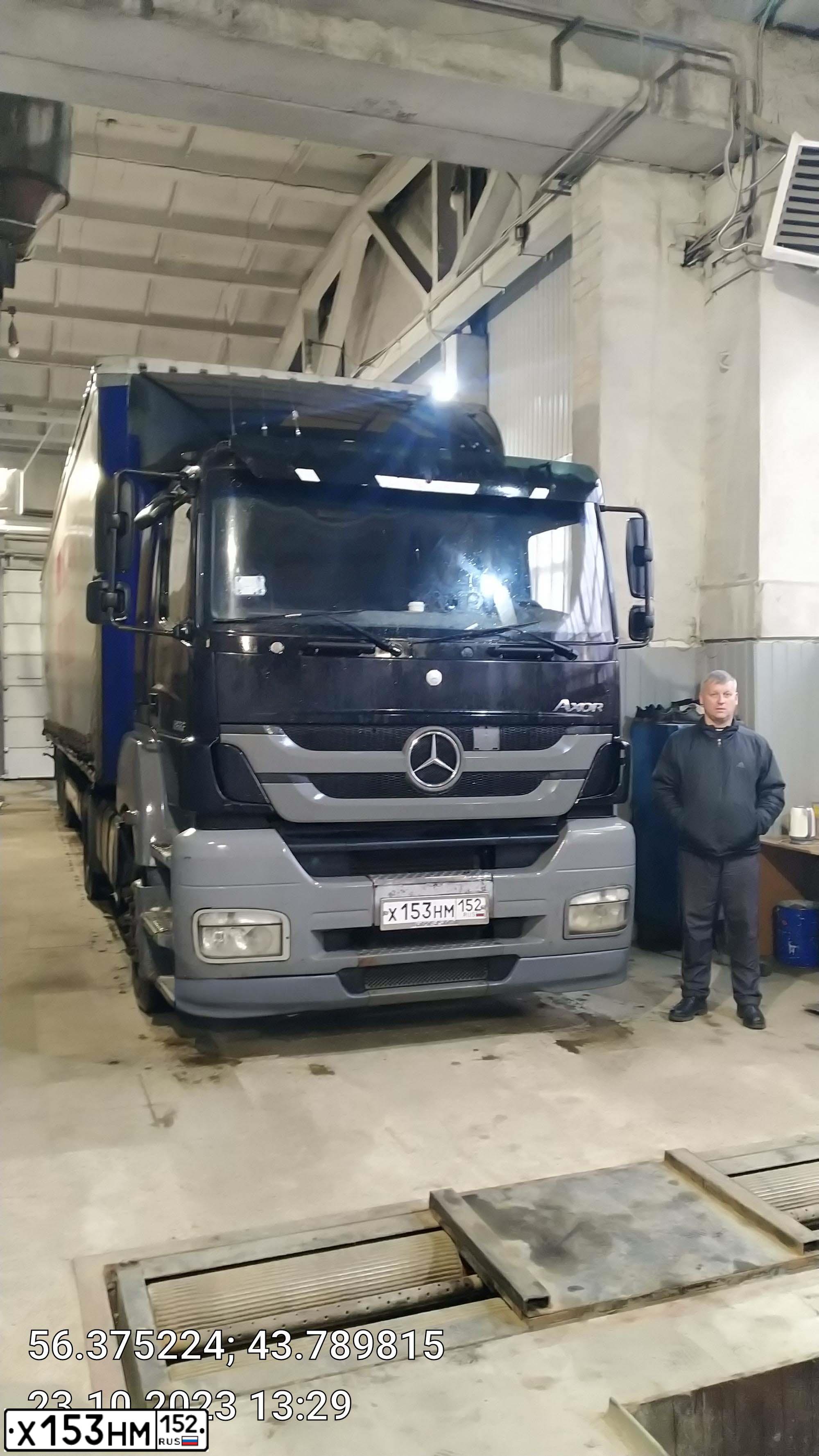 Фото автомобиля MERCEDES-BENZ AXOR, 2012 — госномер Х153НМ152. Цвет: ЧЕРНЫЙ
