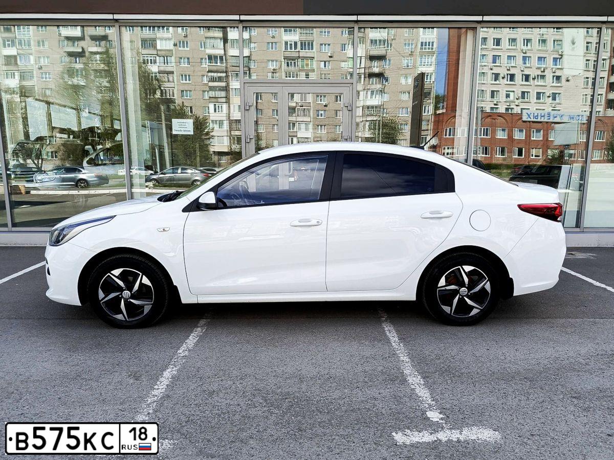 Фото автомобиля KIA RIO, 2018 — госномер В575КС18. Цвет: Белый