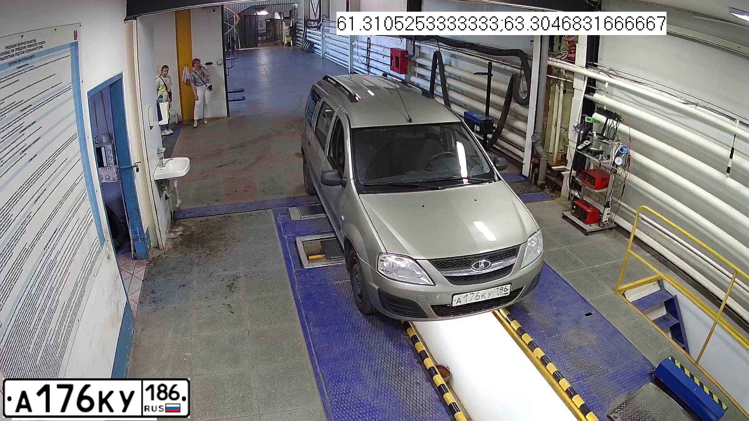 Фото автомобиля LADA LARGUS, 2017 — госномер А176КУ186. Цвет: СЕРО БЕЖЕВЫЙ