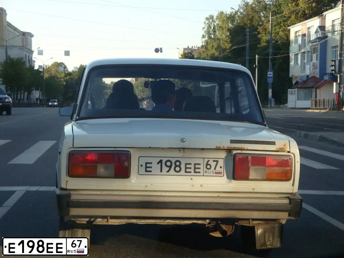 Фото автомобиля LADA 2105, 1996 — госномер Е198ЕЕ67. Цвет: БЕЛЫЙ