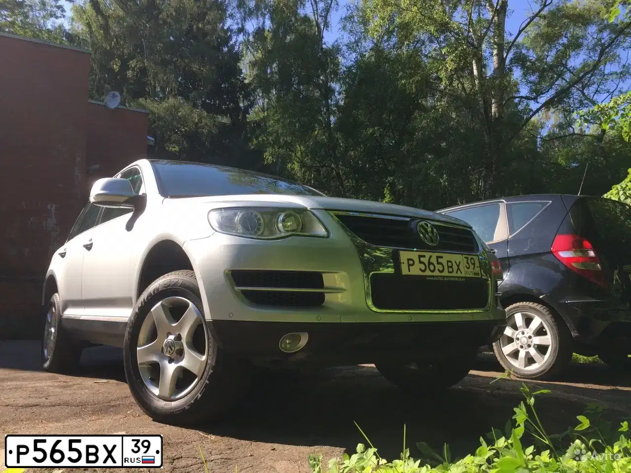 Фото автомобиля VOLKSWAGEN TOUAREG, 2009 — госномер Р565ВХ39. Цвет: СЕРЫЙ