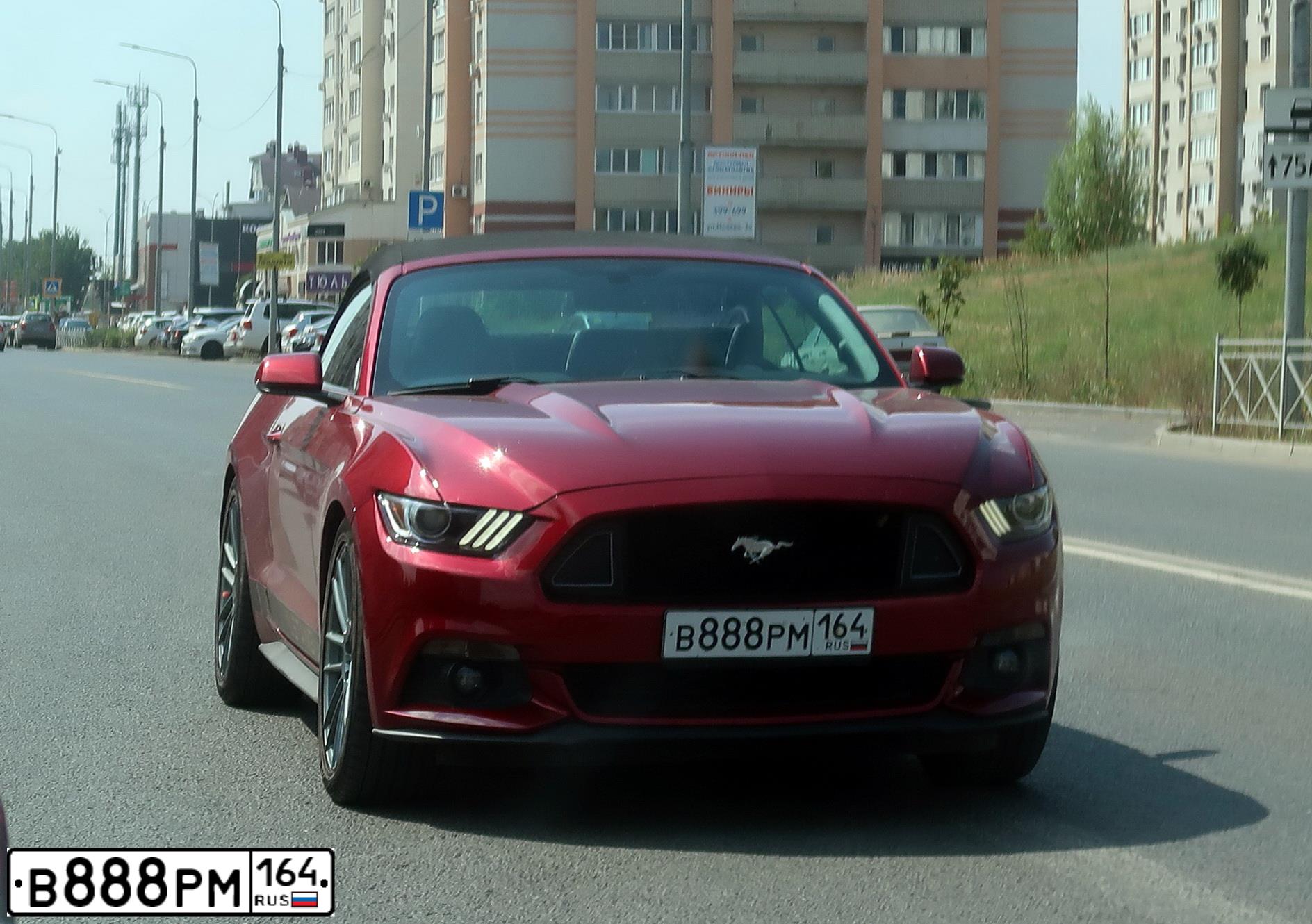 Фото автомобиля FORD ФОРД МУСТАНГ, 2016 — госномер В888РМ164. Цвет: Красный
