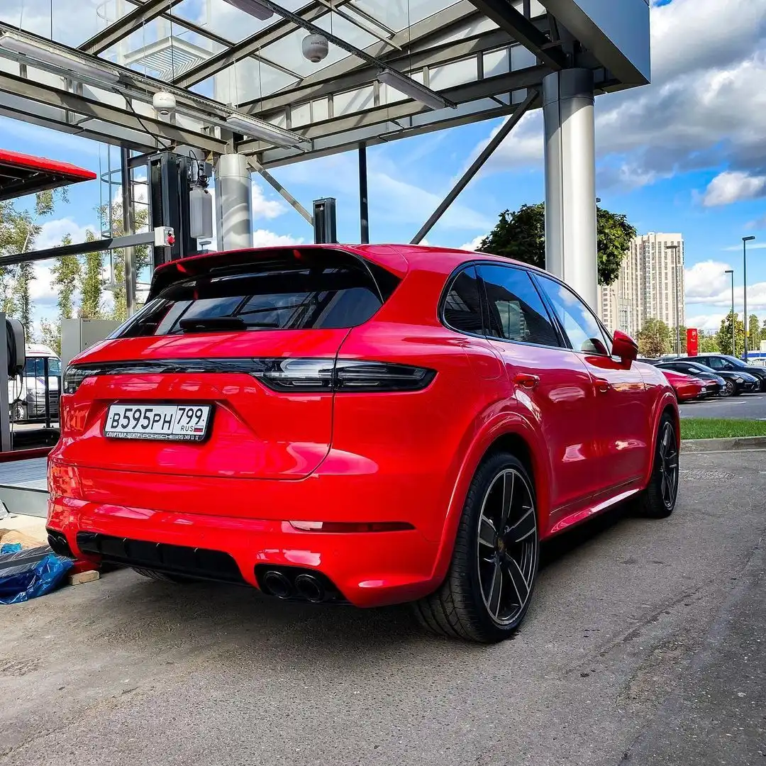 Фото автомобиля PORSCHE CAYENNE, 2019 — госномер В595РН799. Цвет: КРАСНЫЙ
