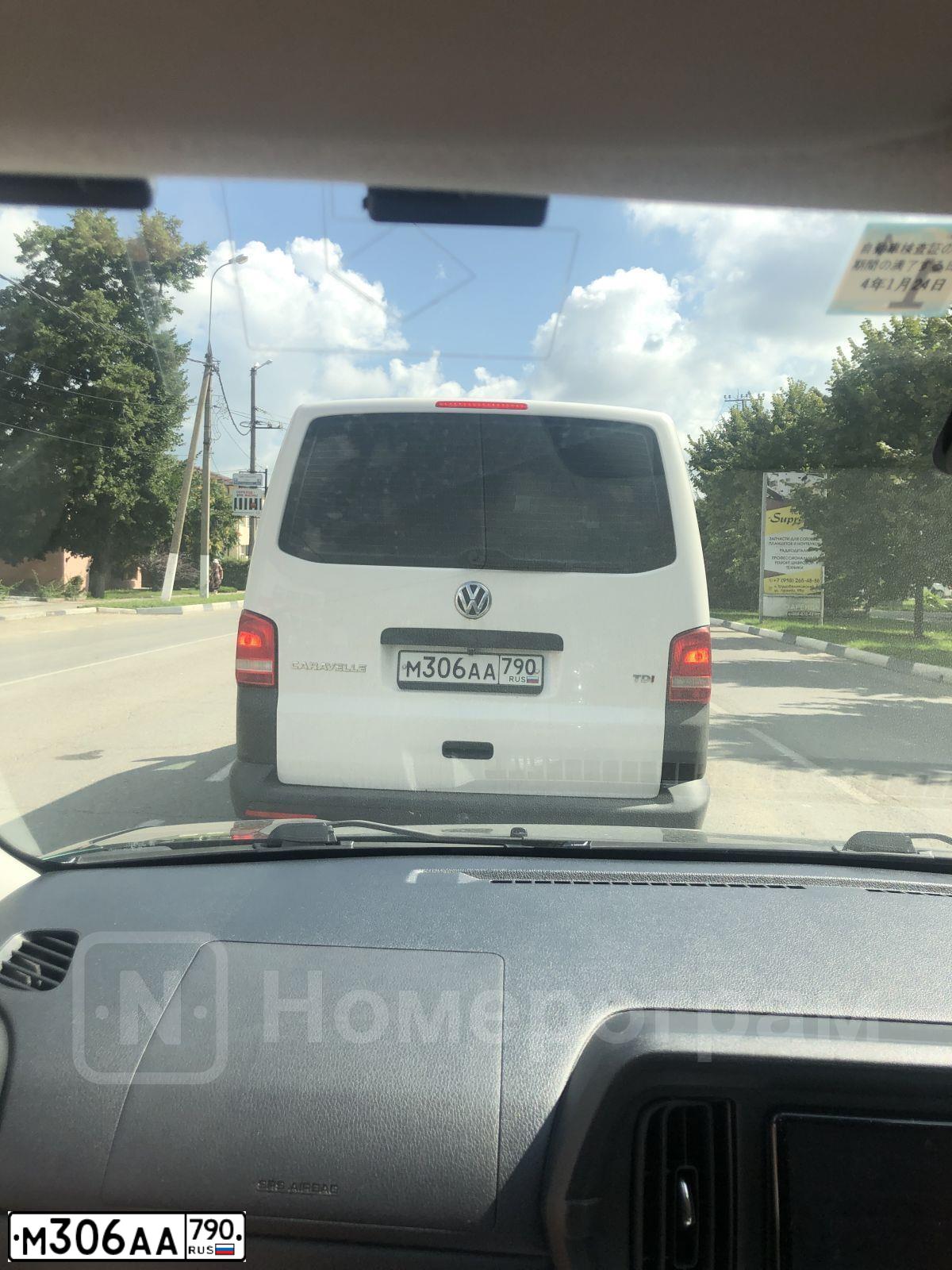 Фото автомобиля VOLKSWAGEN CARAVELLE, 2014 — госномер Р399МВ48. Цвет: Белый