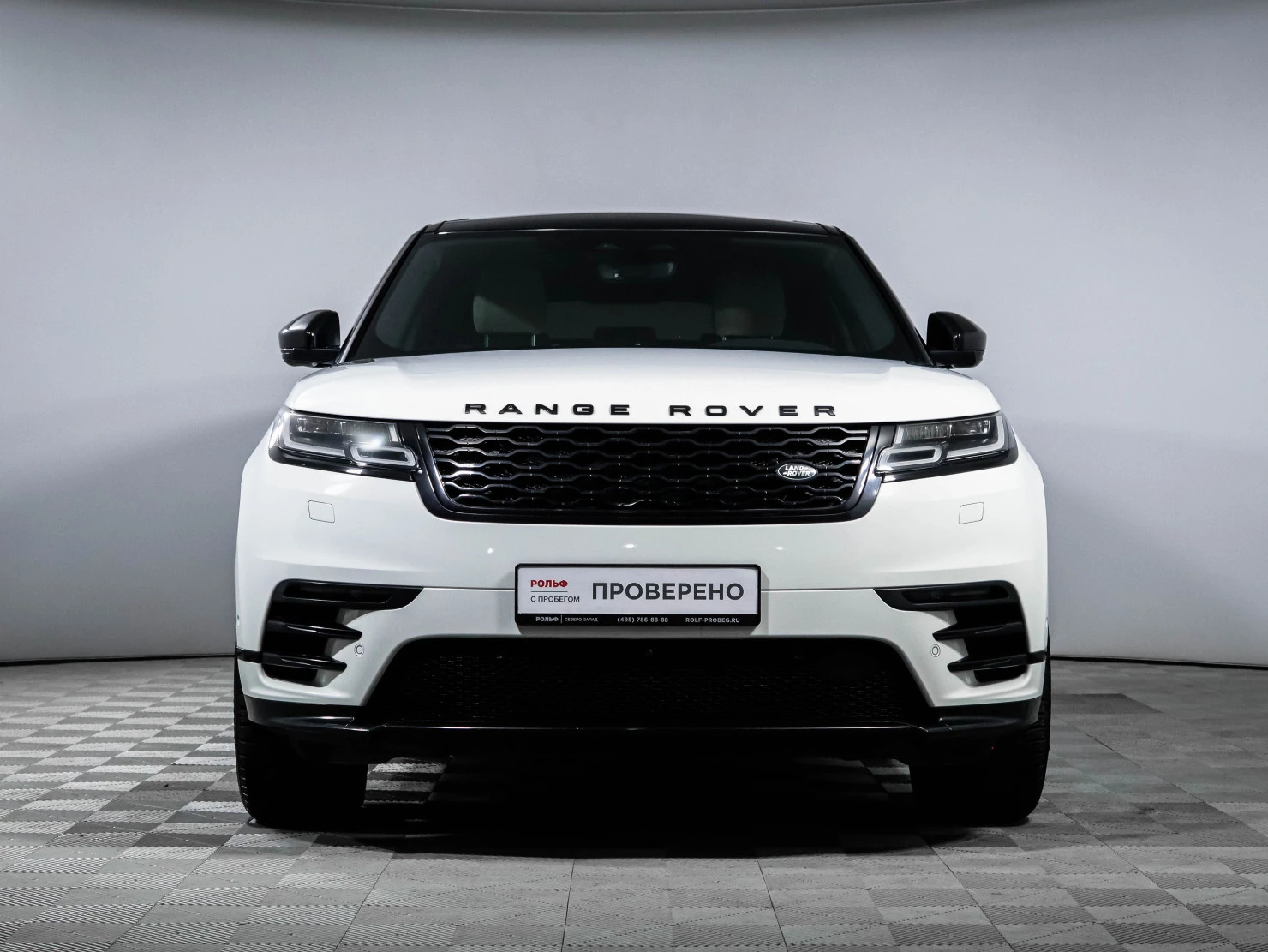 Фото автомобиля LANDROVER RANGE ROVER EVOQUE, 2014 — госномер Р136СК799. Цвет: ЯРКО-БЕЛЫЙ