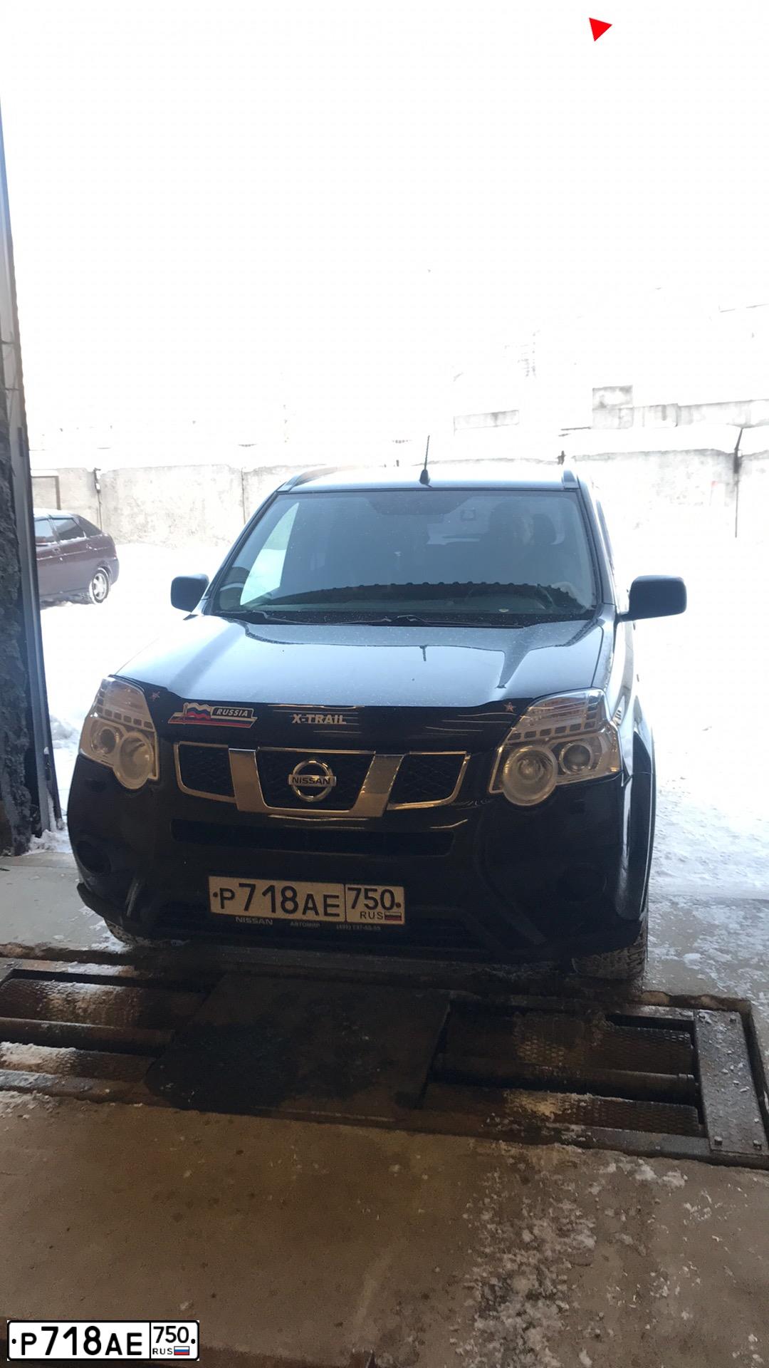 Фото автомобиля NISSAN X-TRAIL, 2013 — госномер Р718АЕ750. Цвет: ЧЕРНЫЙ